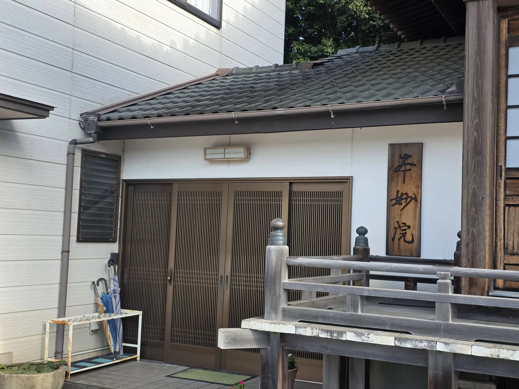 本妙院の寺号板と玄関