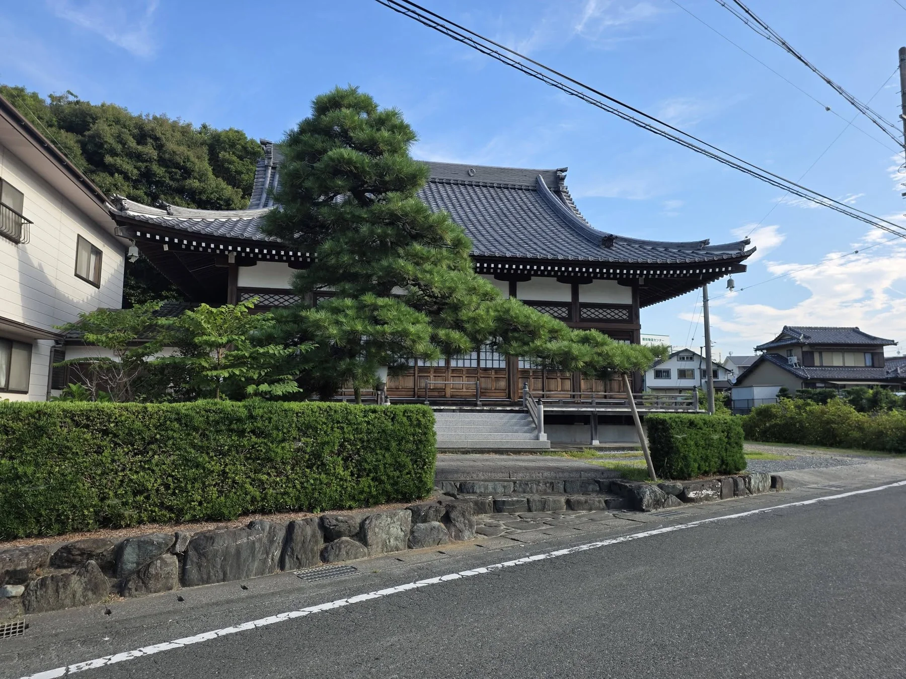磐田市岩井の本妙院本堂正面