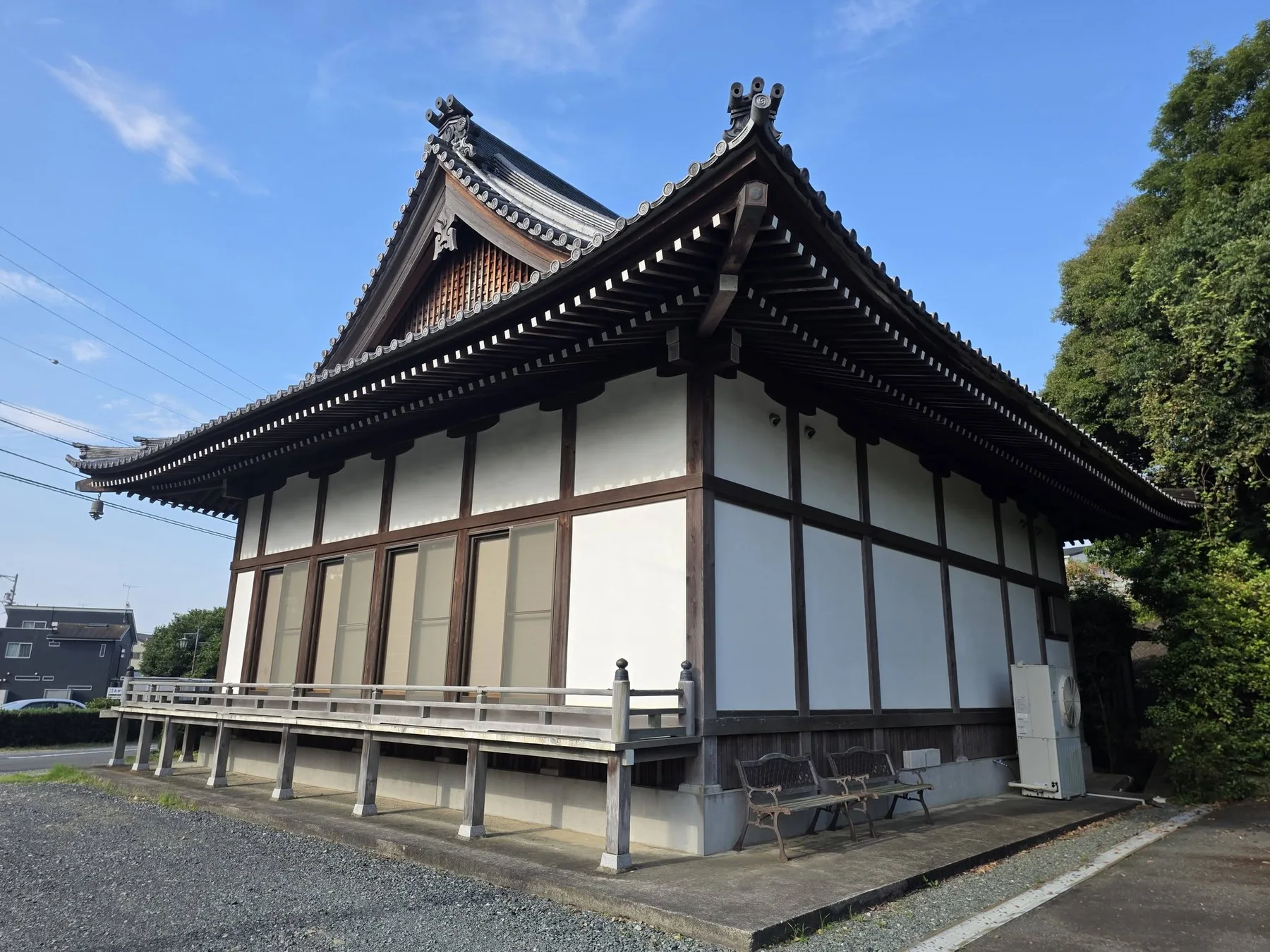本妙院本堂の側面後方と屋根