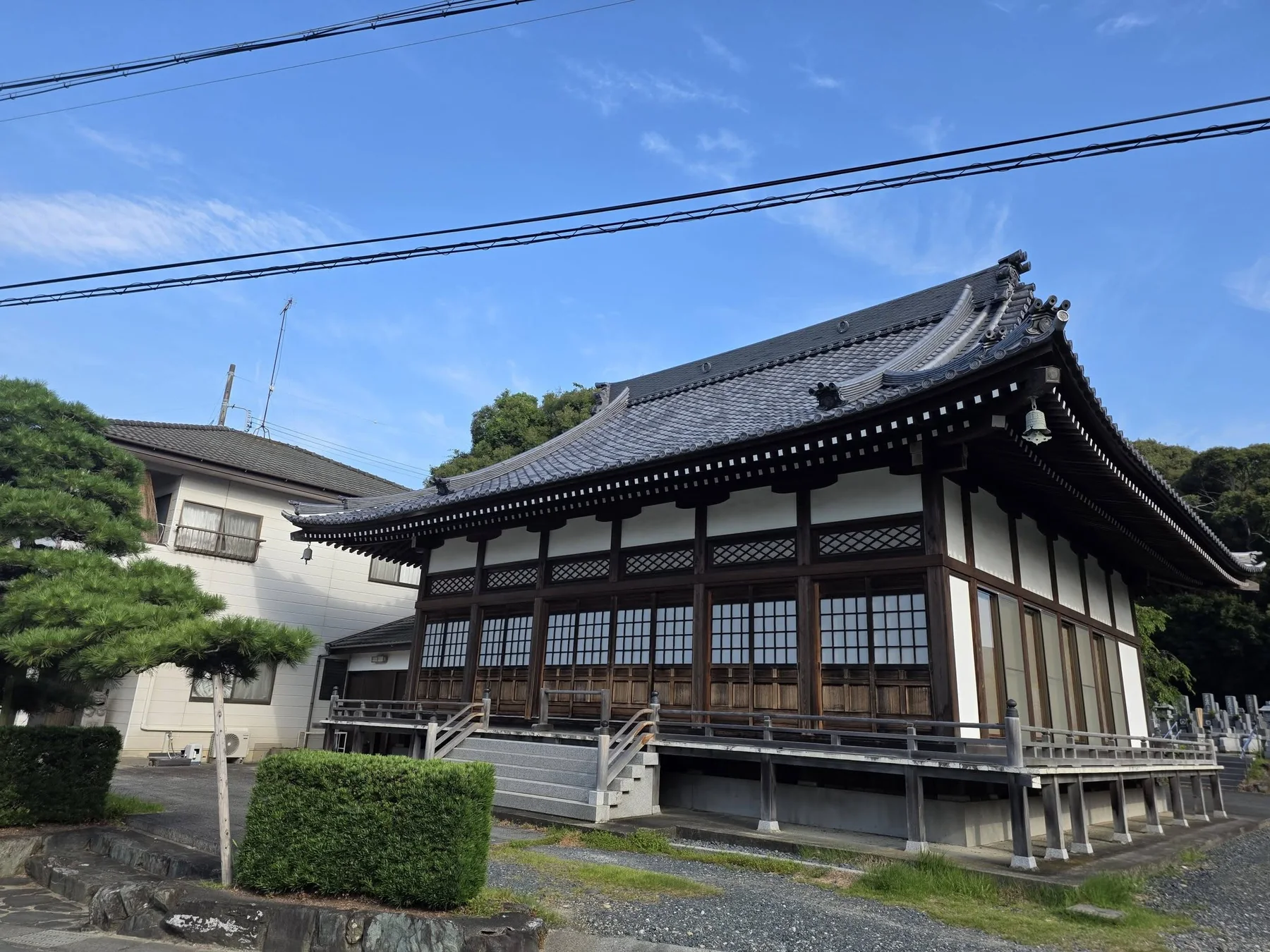 本妙院本堂の側面外観