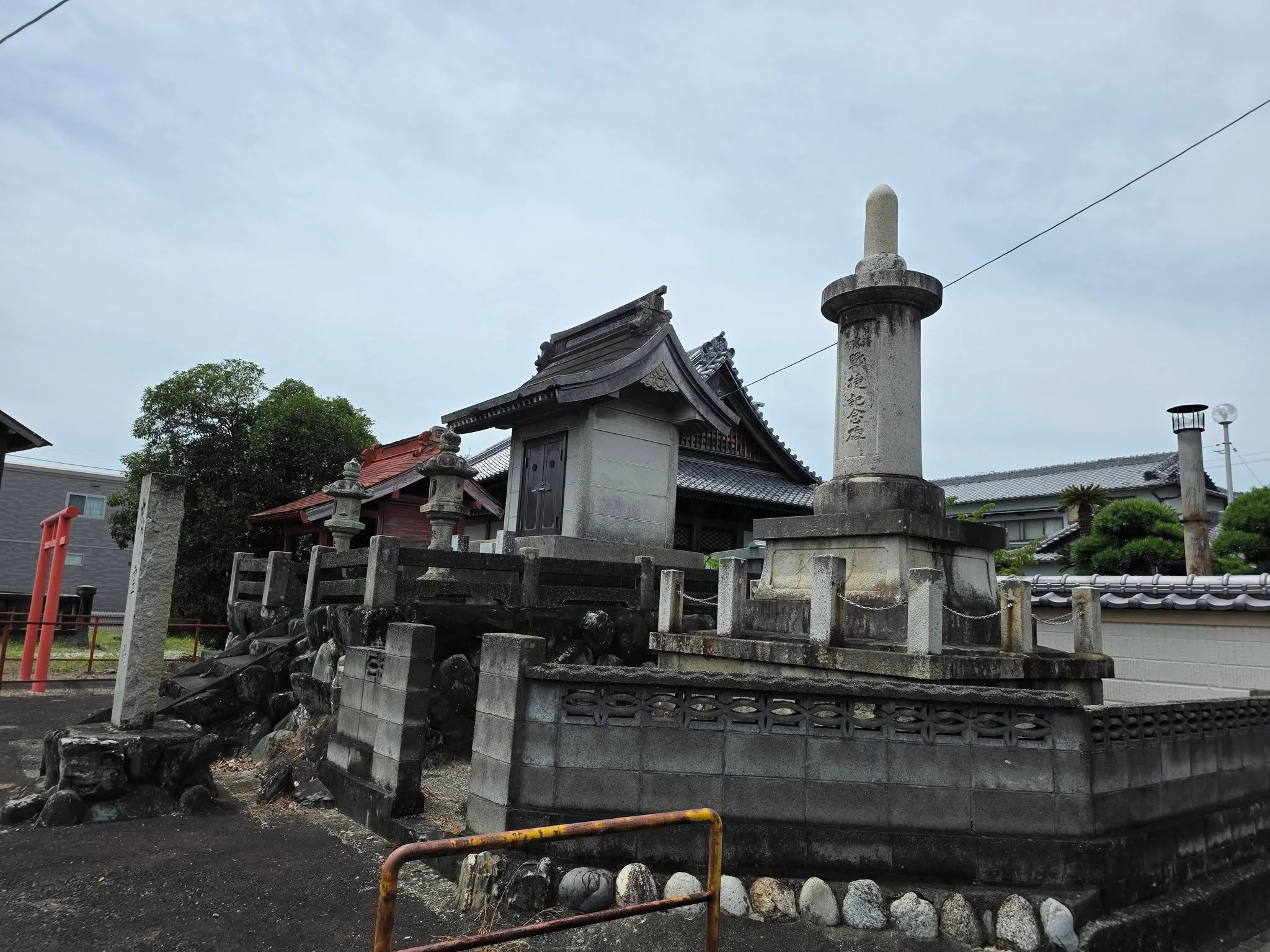 本性寺境内の戦捷記念碑