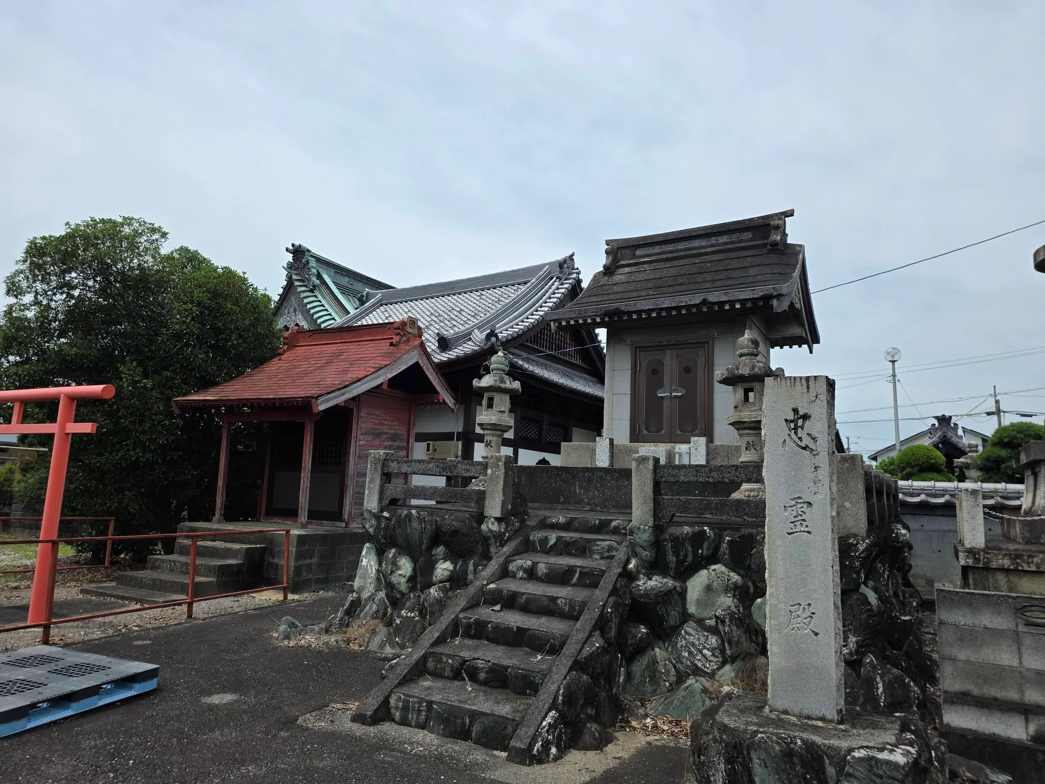 本性寺境内の忠霊殿