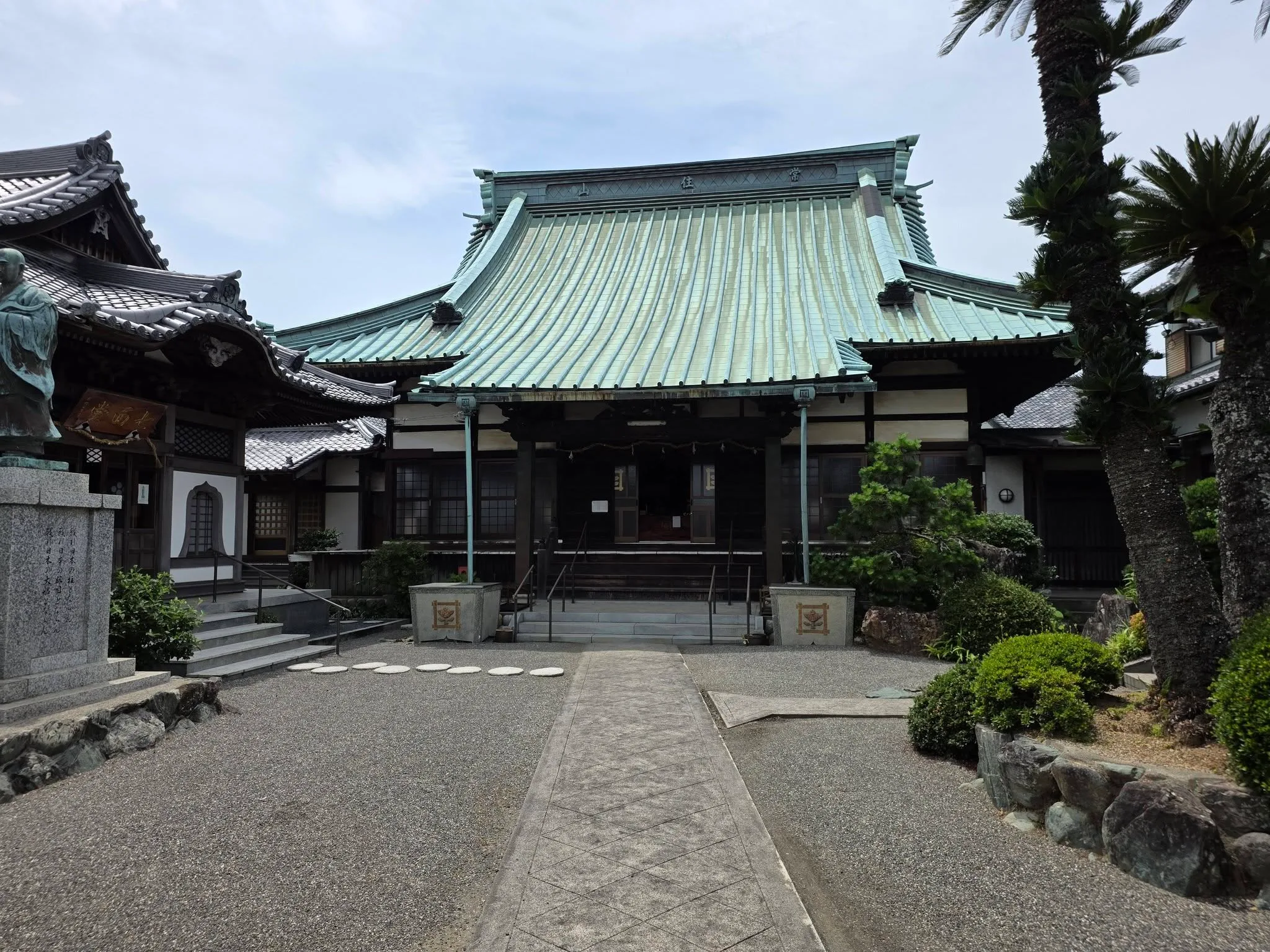 本性寺本堂と境内