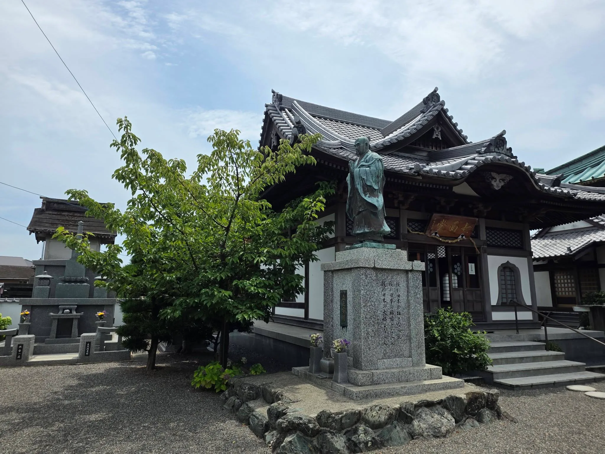 七面堂付近の開山像