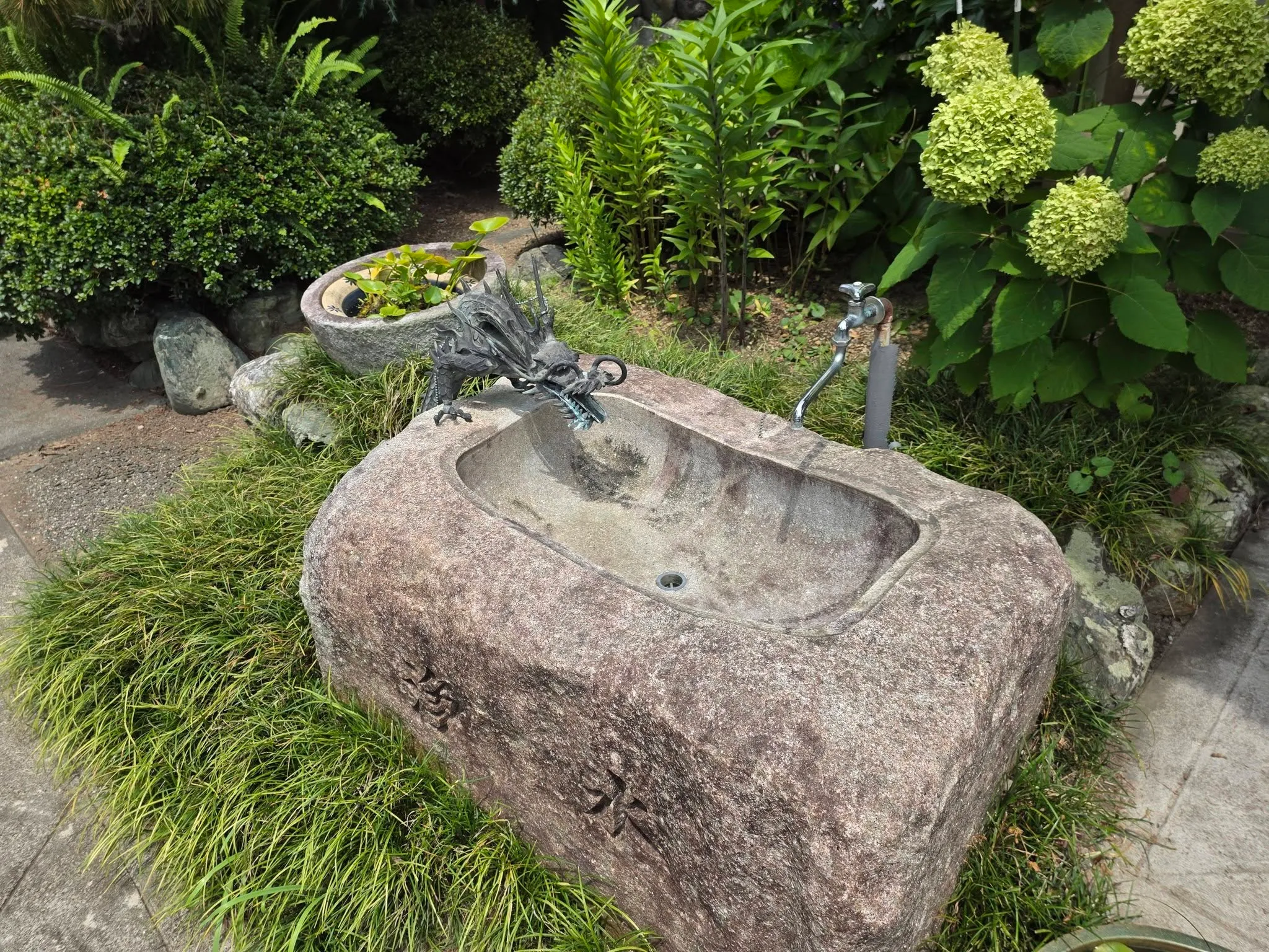 本性寺の手水鉢と龍の吐水口