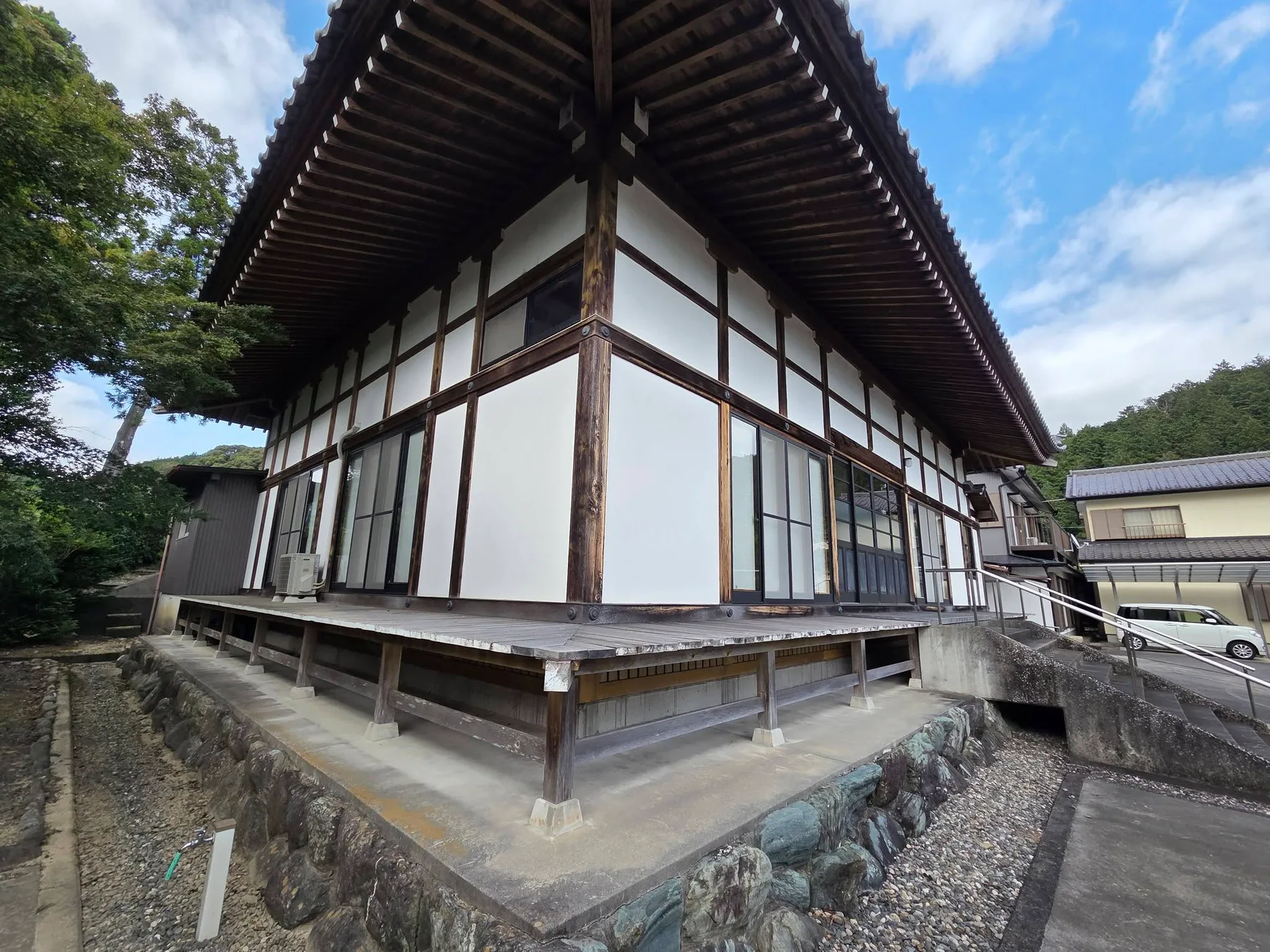 法音庵本堂の側面と境内
