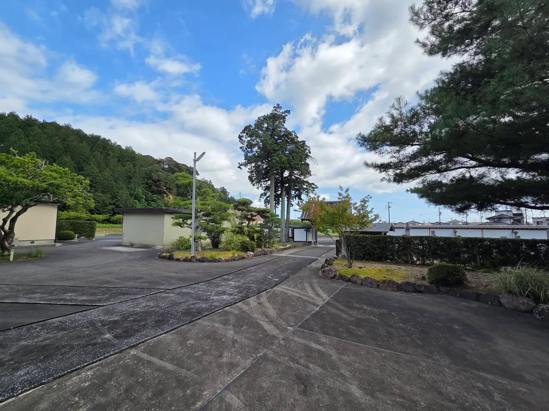法音庵境内から山門方向を望む