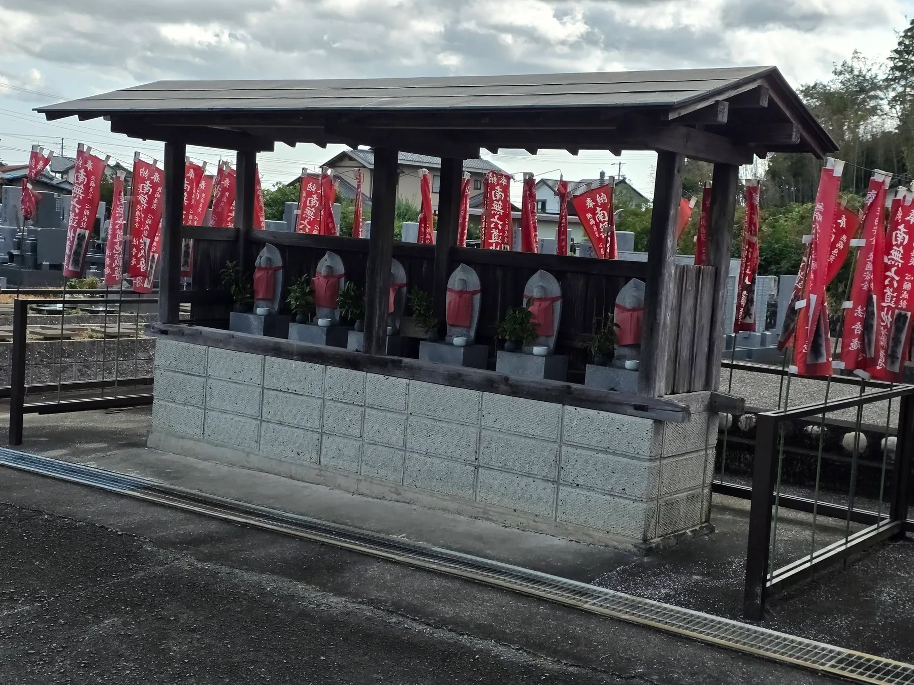 法音庵墓地際の六地蔵尊