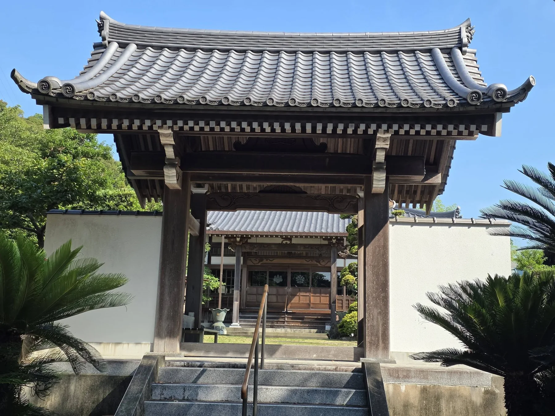 法雲寺山門と参道