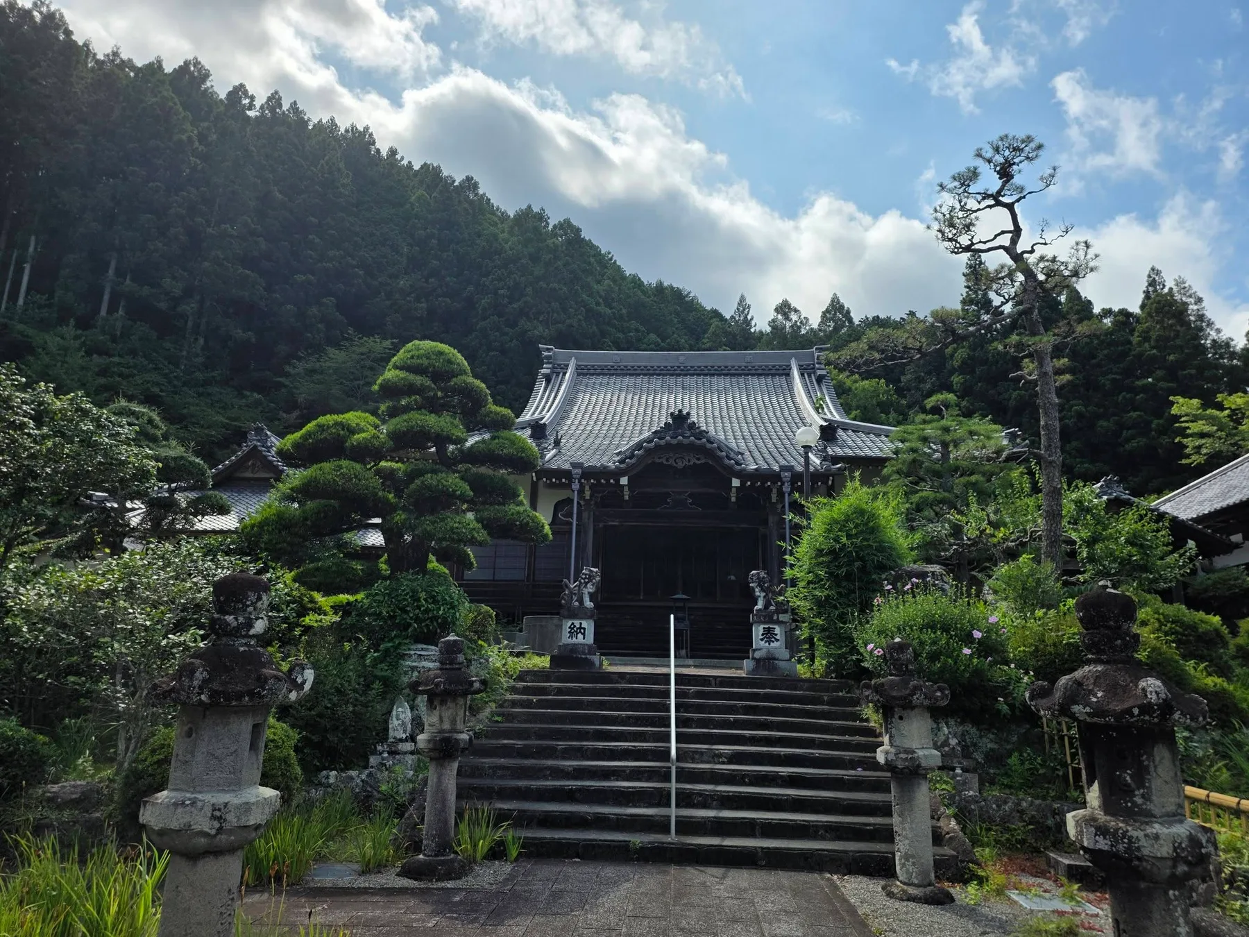 石段下から望む一雲斉本堂と境内