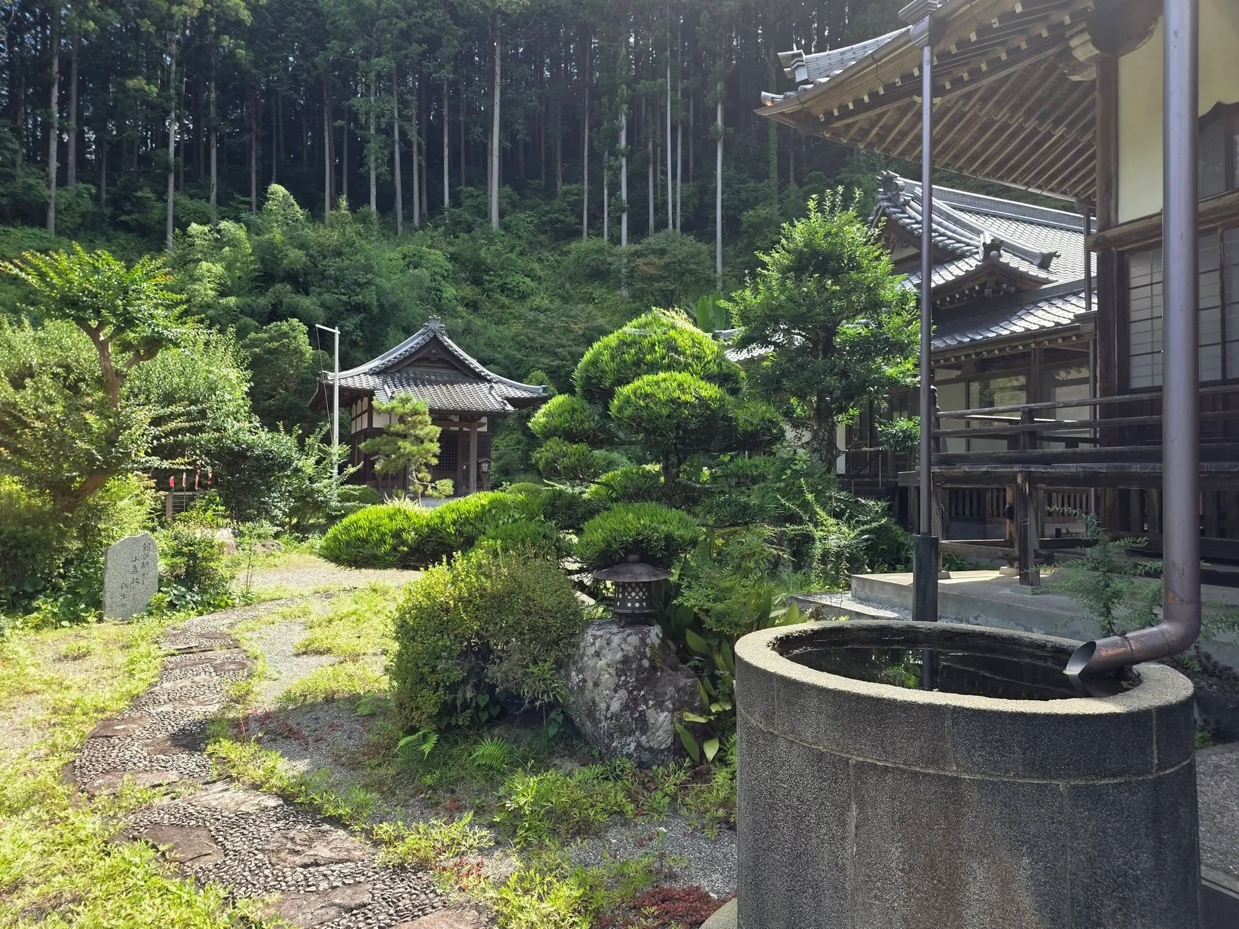 一雲斉の堂宇と中庭