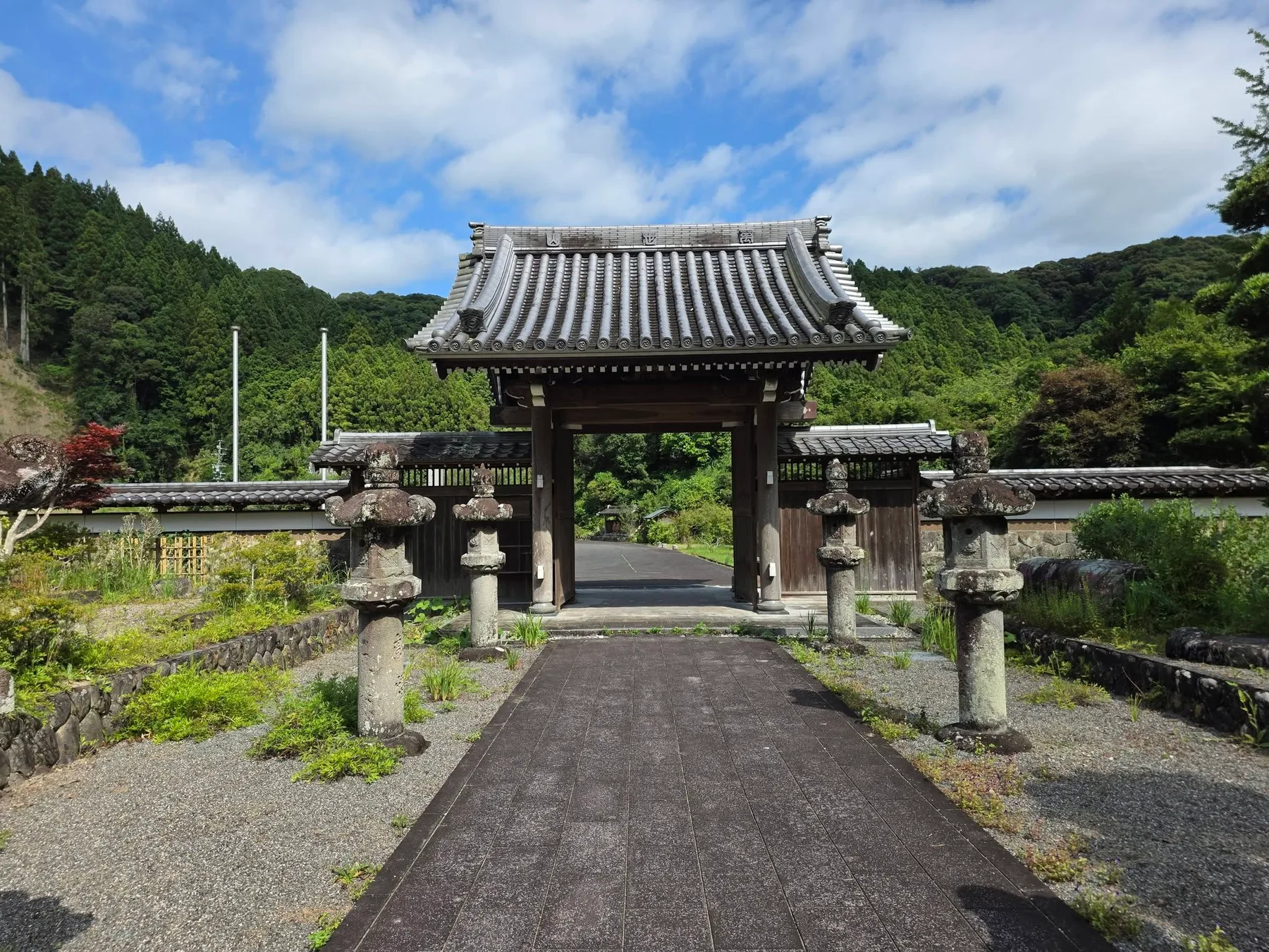 一雲斉山門と参道