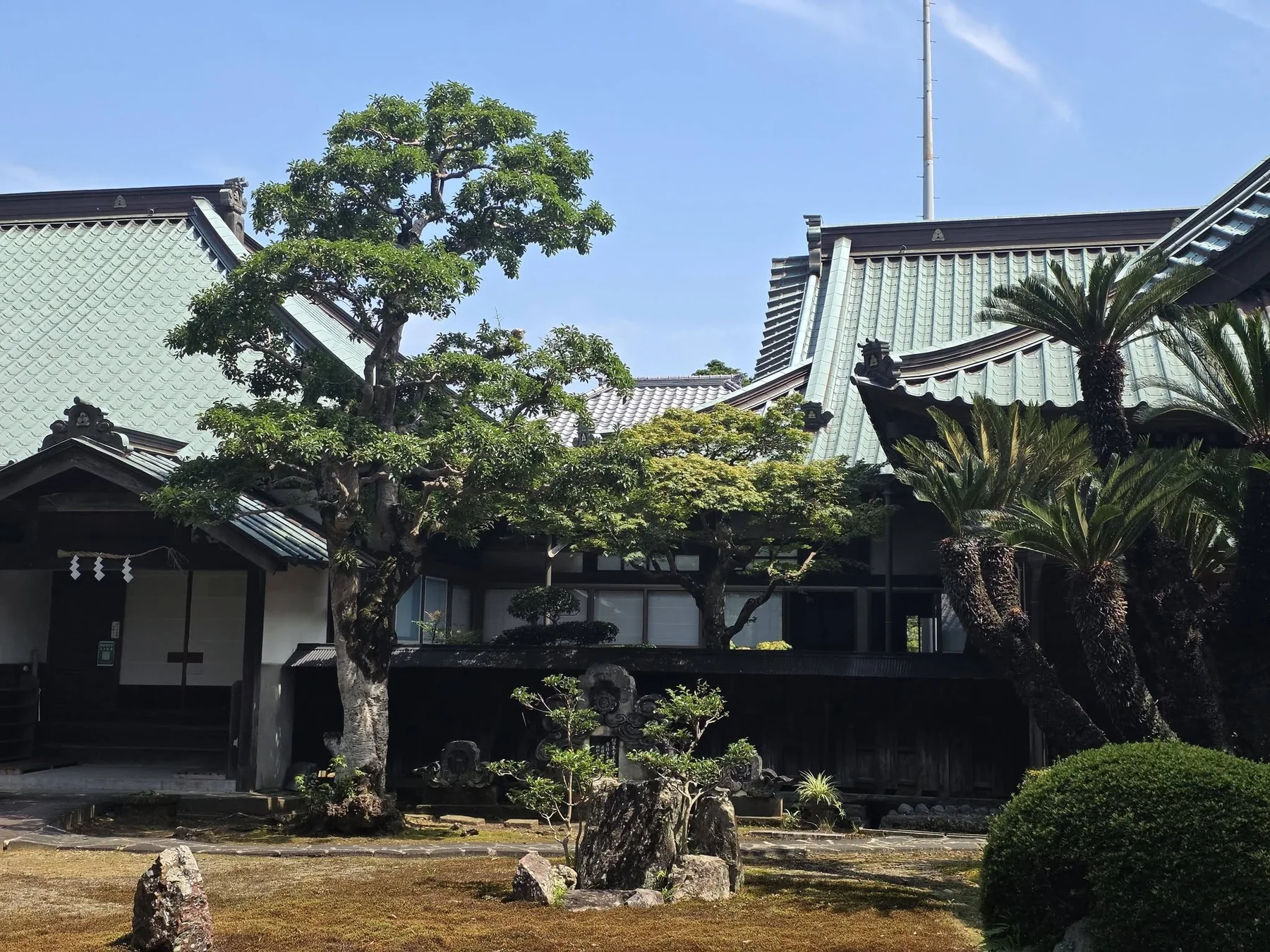 本堂と庭園を側面から見る景観