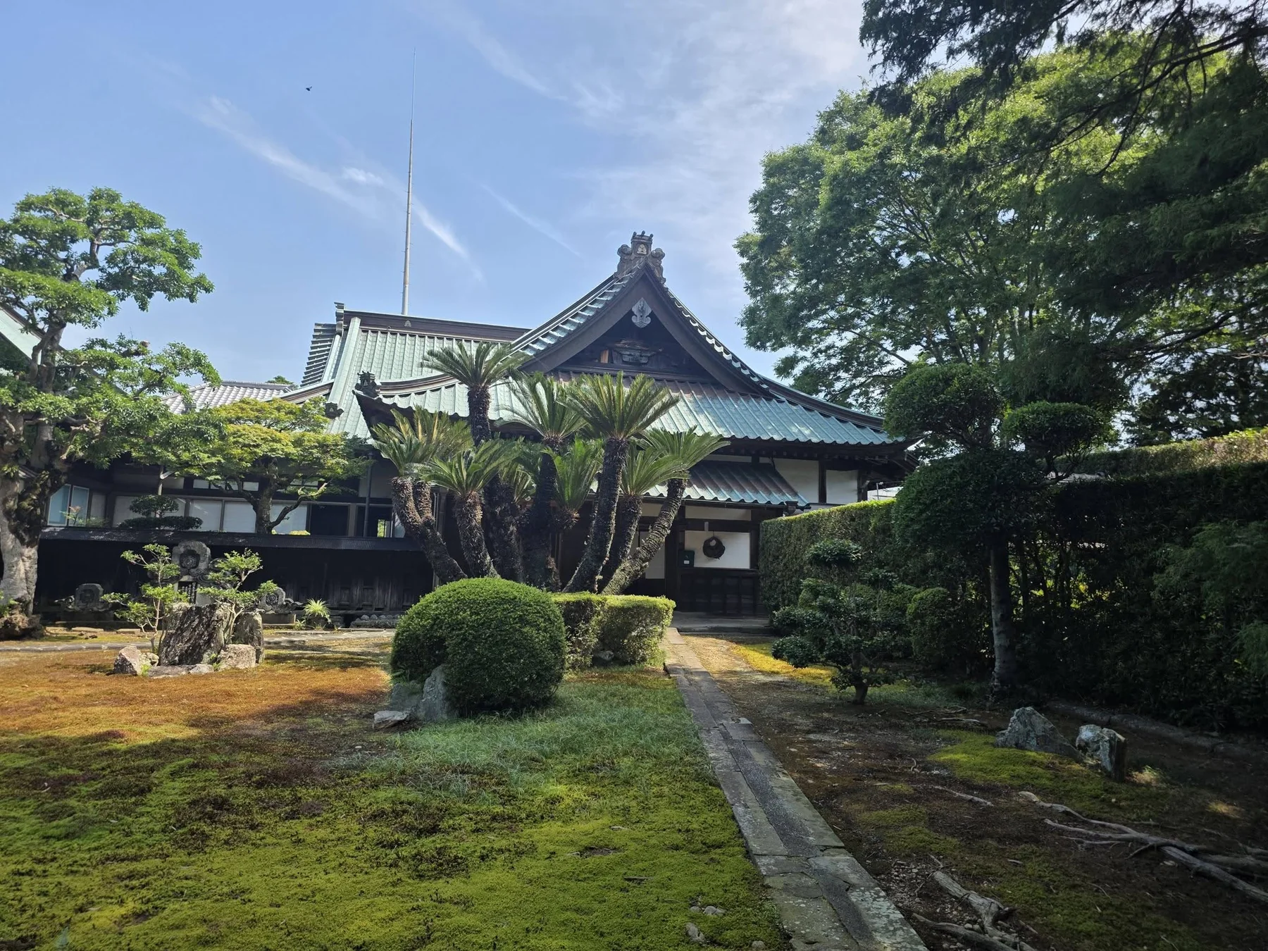 医王寺の客殿と枯山水庭園