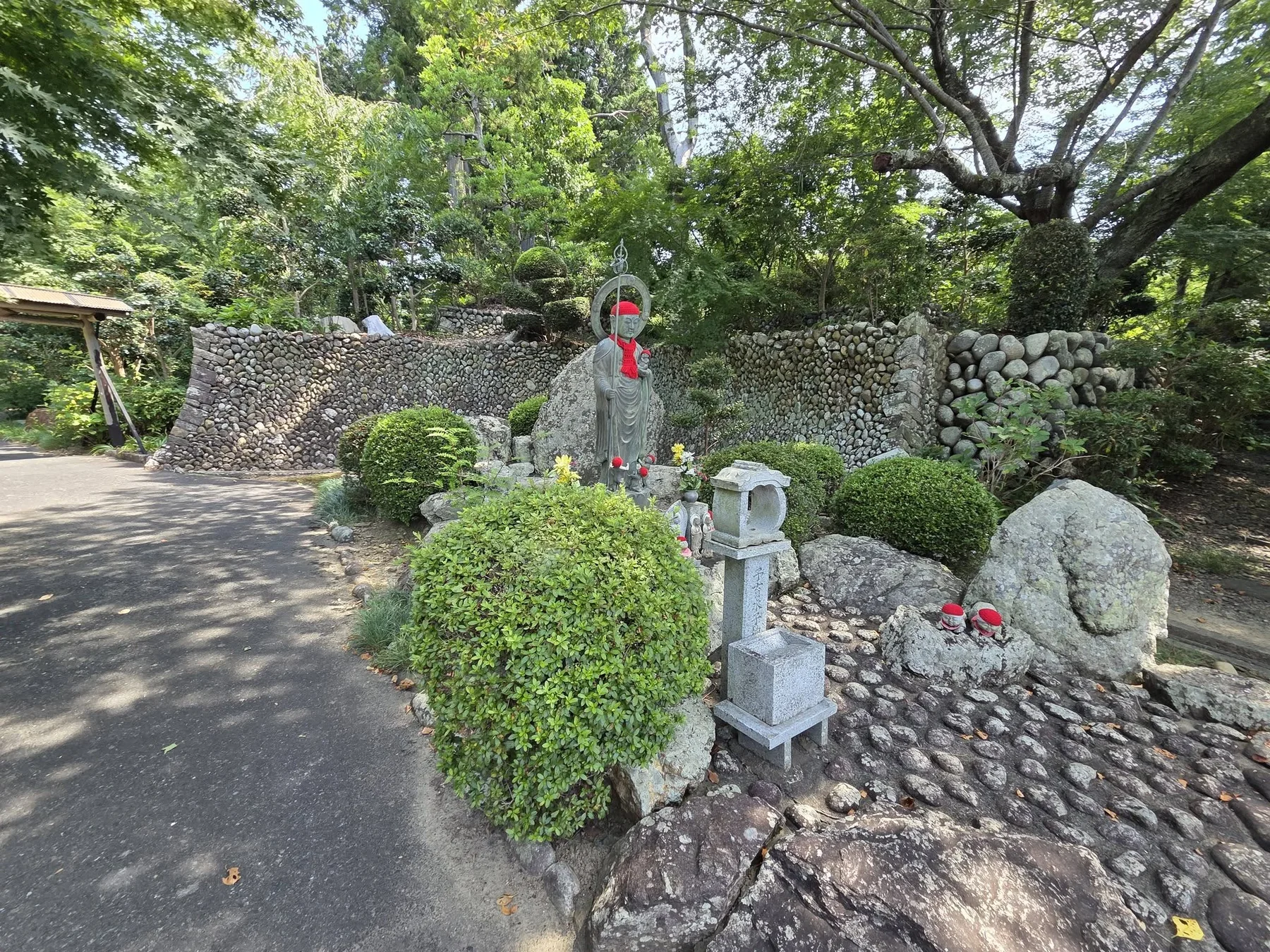 石積みと地蔵像のある医王寺境内
