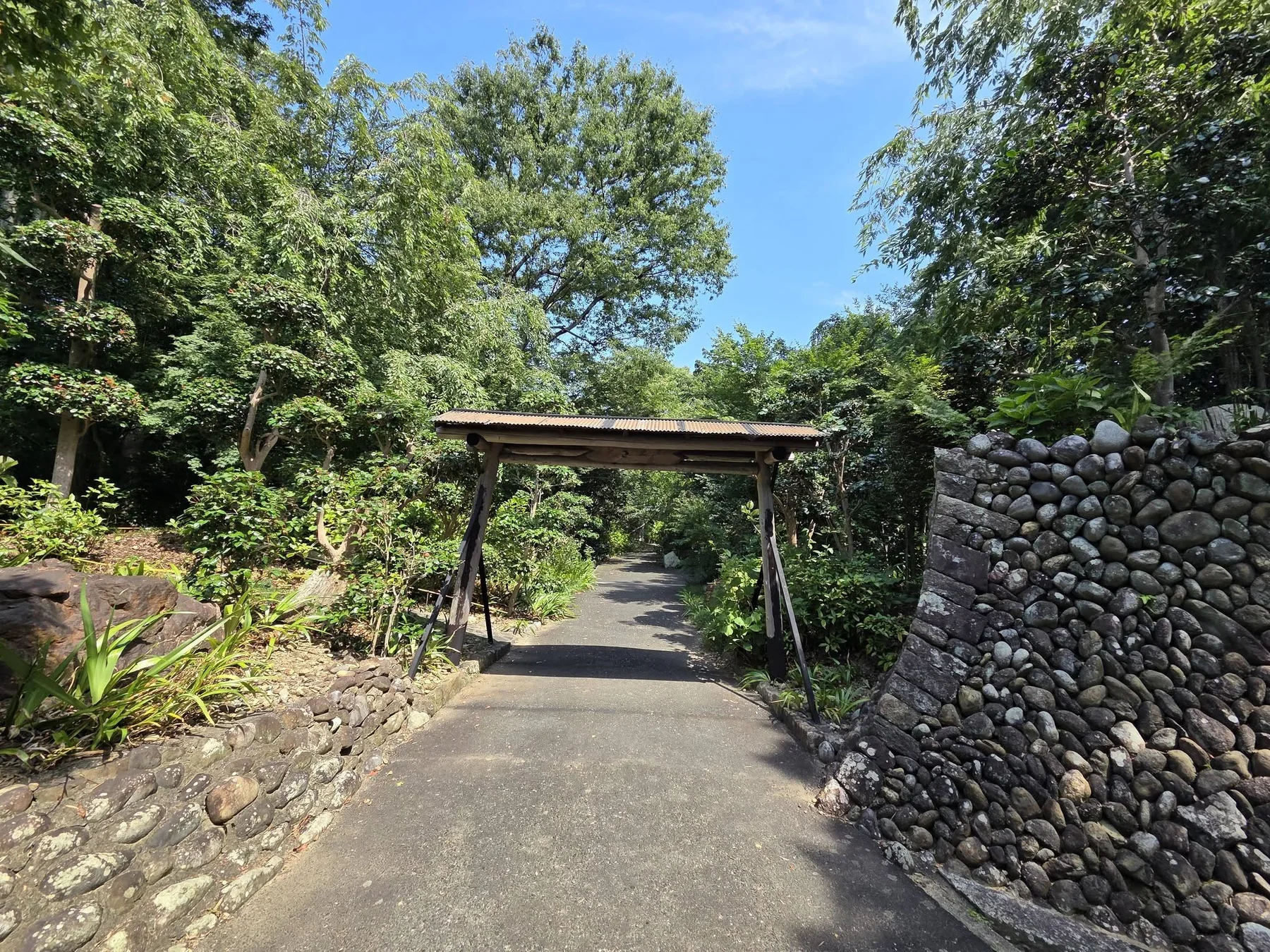 石積みの間を進む医王寺参道