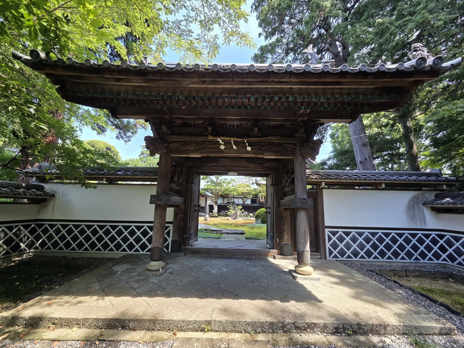 鎌田山医王寺の山門正面