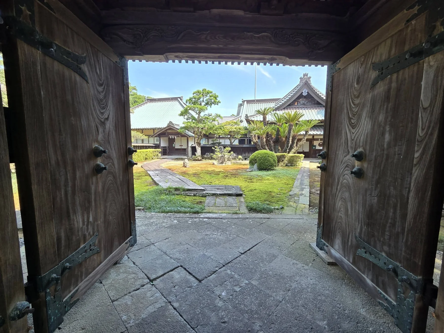 山門の扉越しに見る医王寺境内