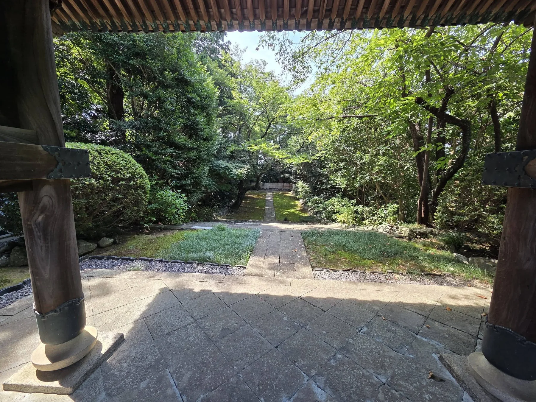山門から参道を振り返る景観