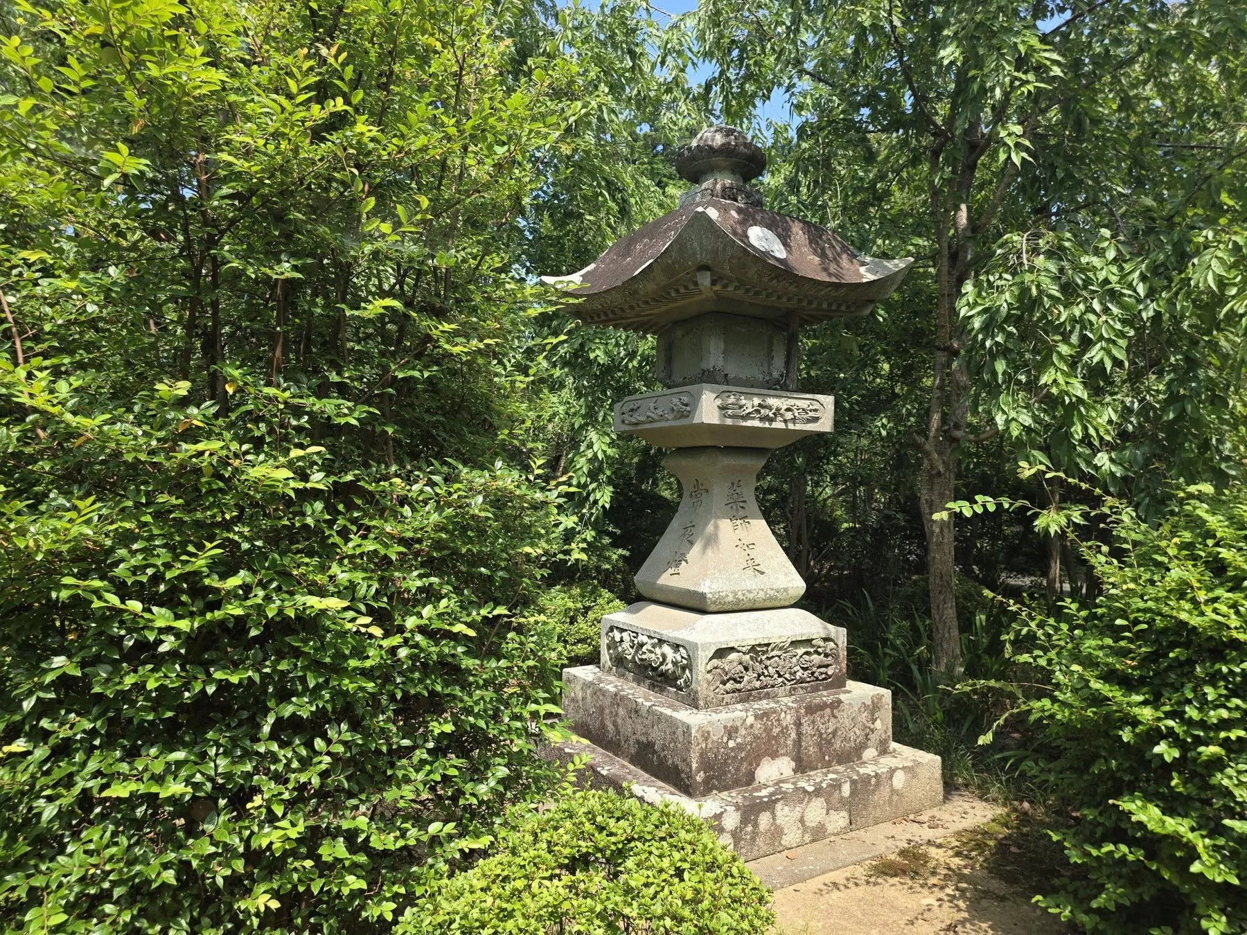 医王寺境内の石灯籠