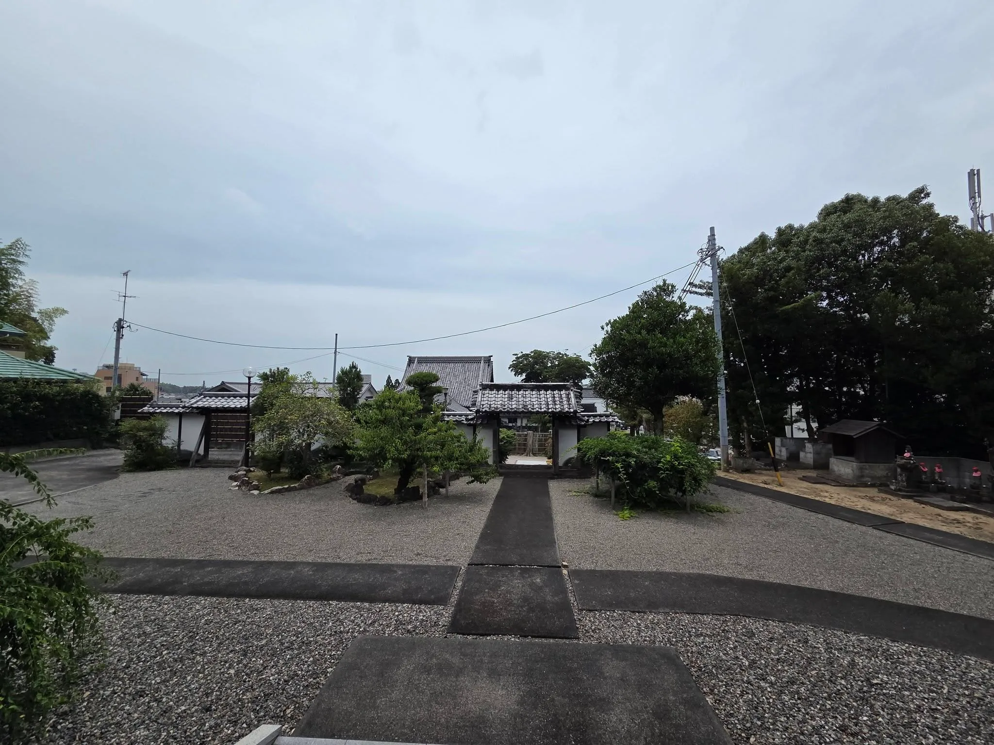 慈恩寺境内から山門を望む景観