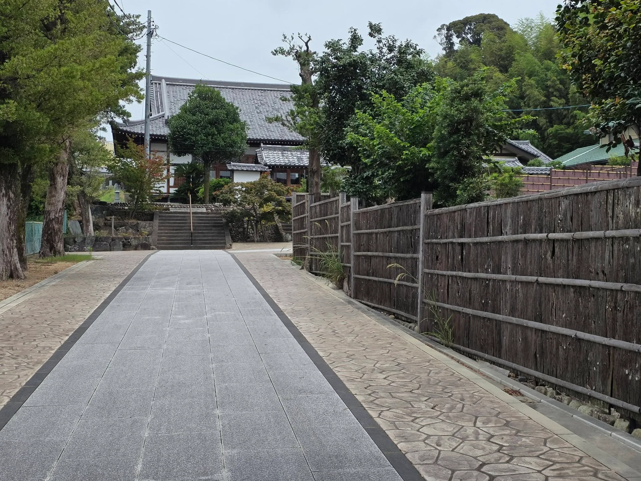 慈恩寺参道と石灯籠