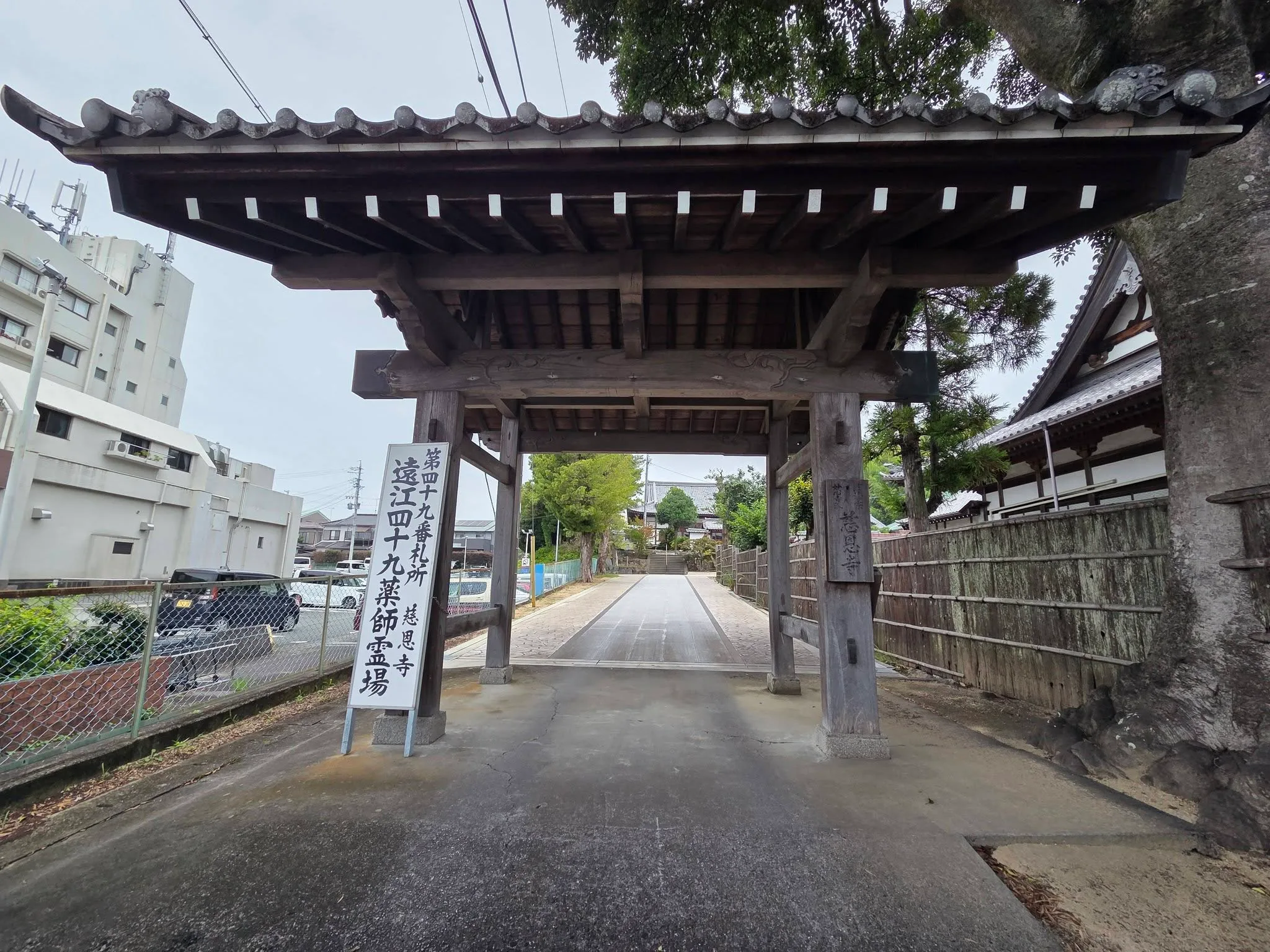 慈恩寺境内側から見た山門