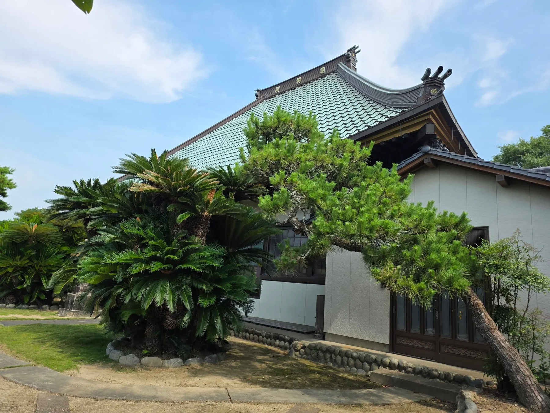実際寺本堂側面と境内