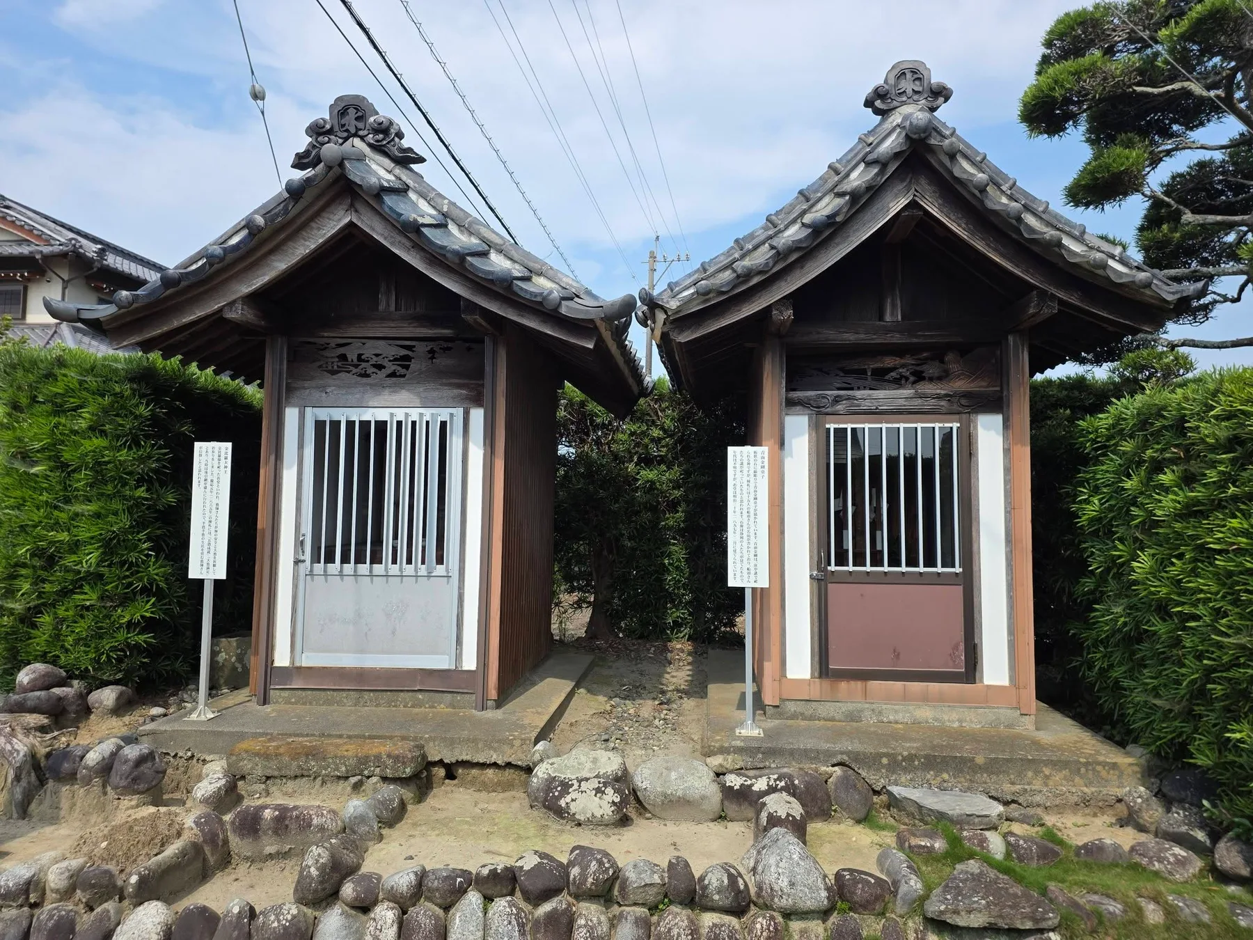 実際寺境内に並ぶ小堂
