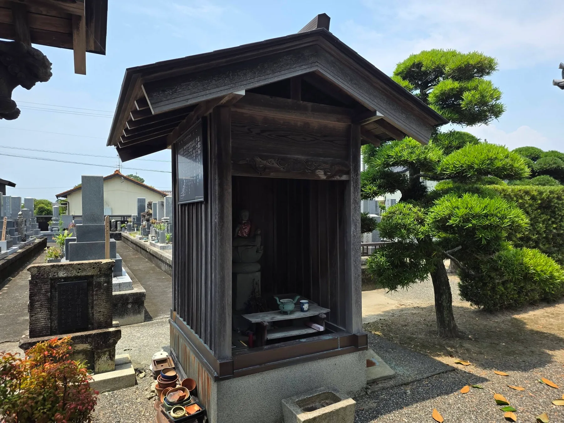 定光寺境内の小堂と墓域