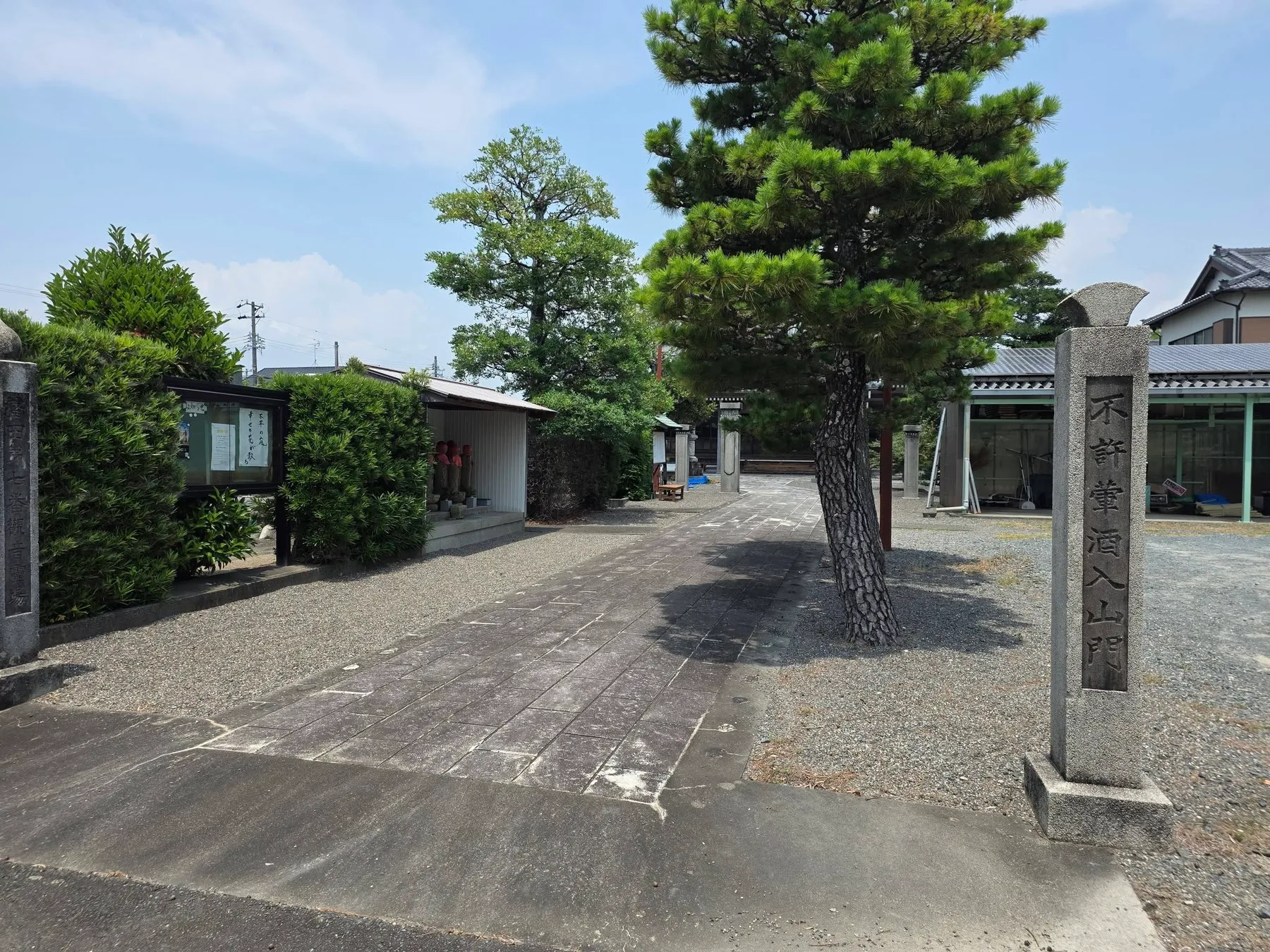 定光寺入口から本堂へ続く参道
