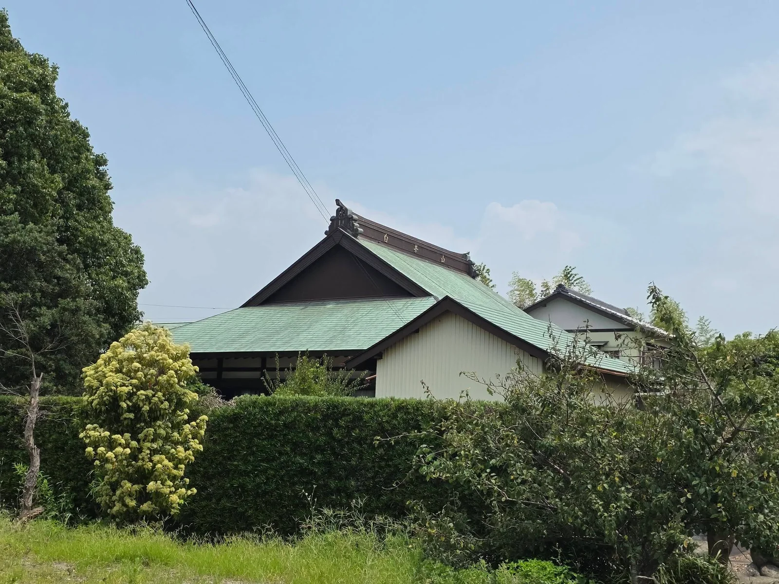 白峯山常楽寺本堂の屋根と側面