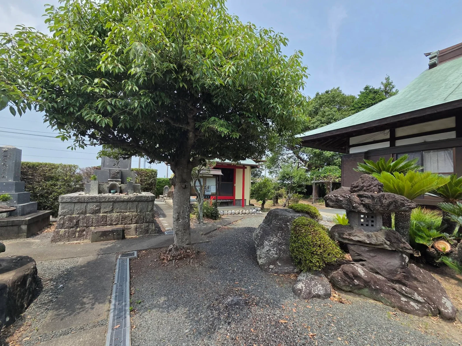 常楽寺境内の石造物と小堂