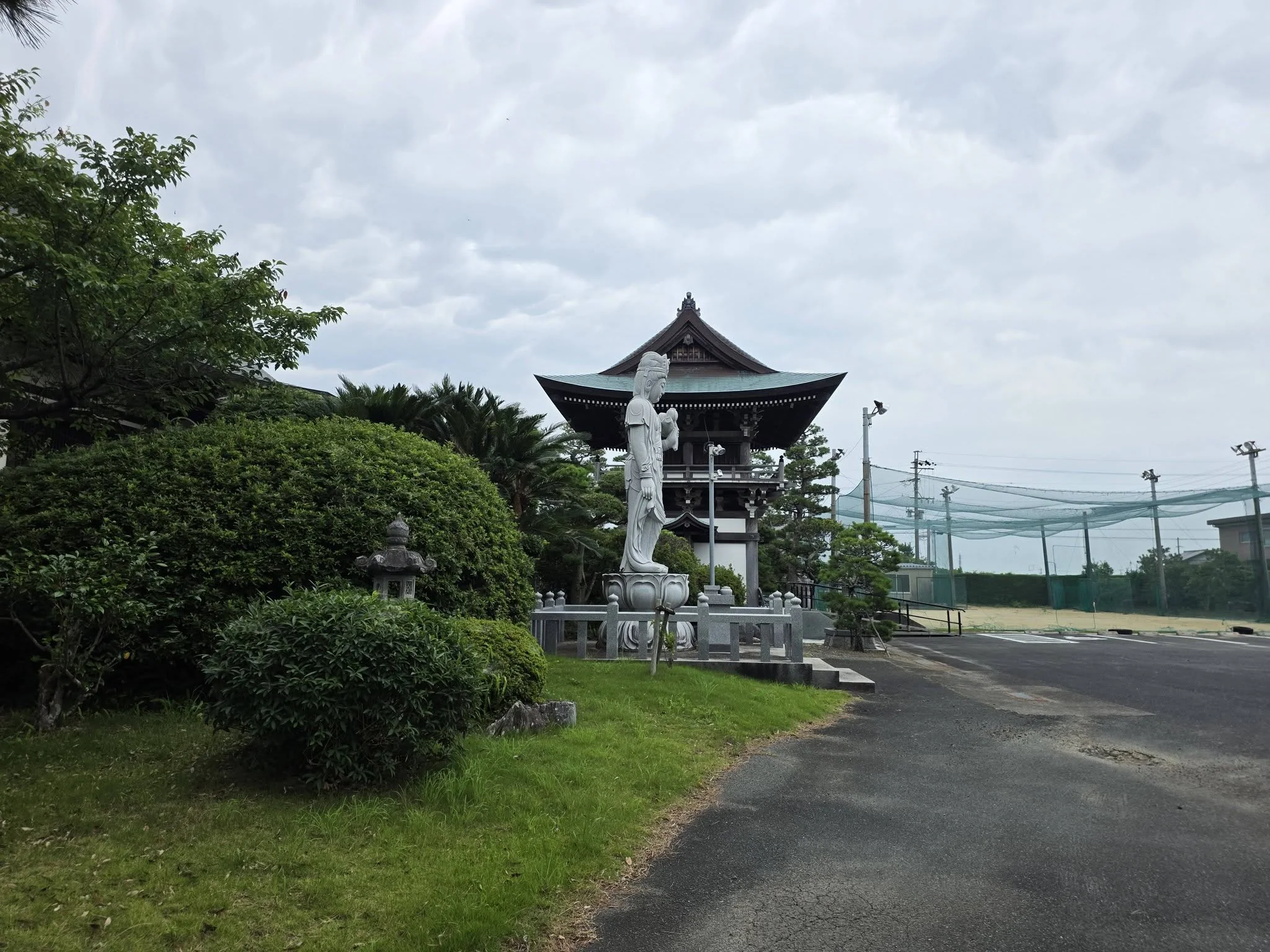 十輪寺参道の観音像と楼門