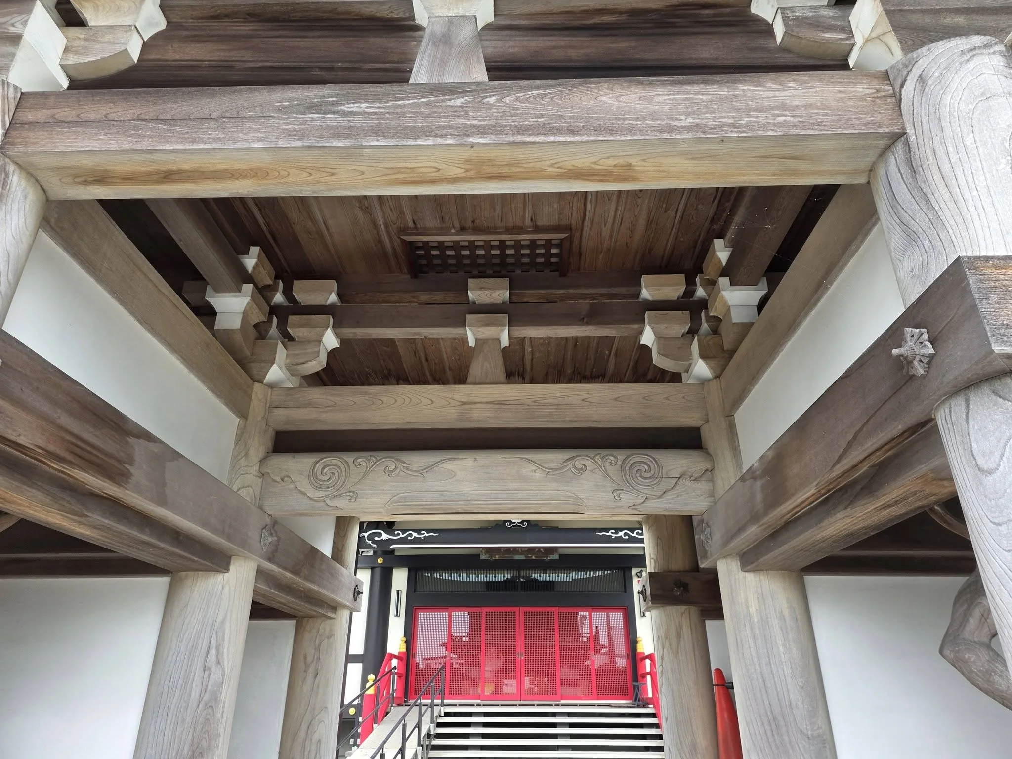 十輪寺楼門から本堂への通路