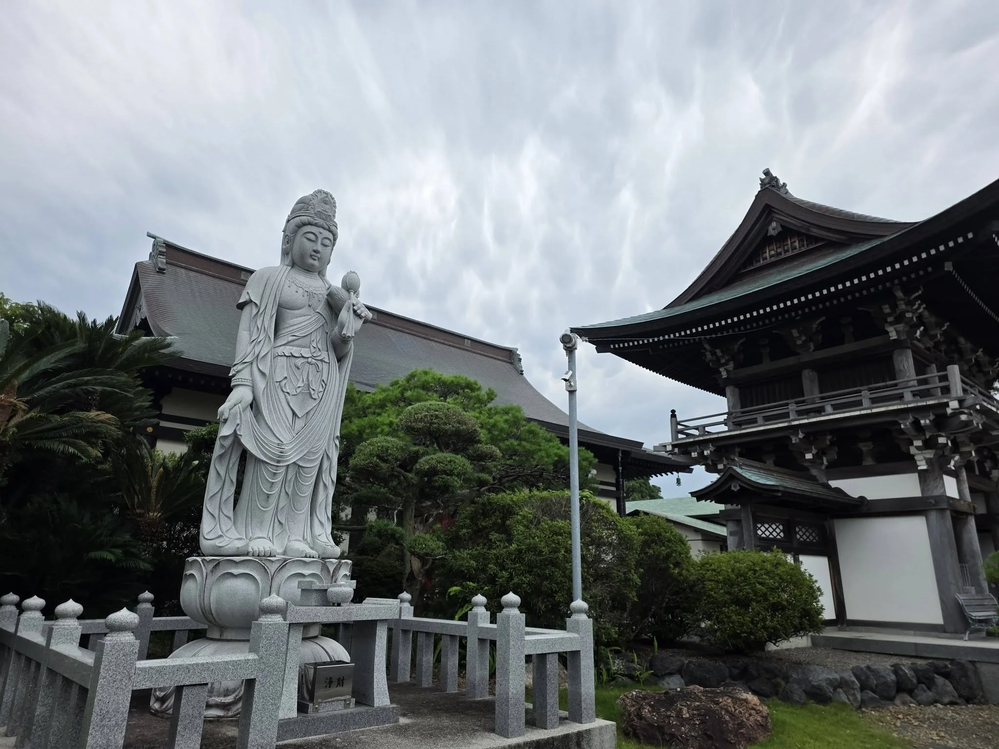 十輪寺の観音像と楼門