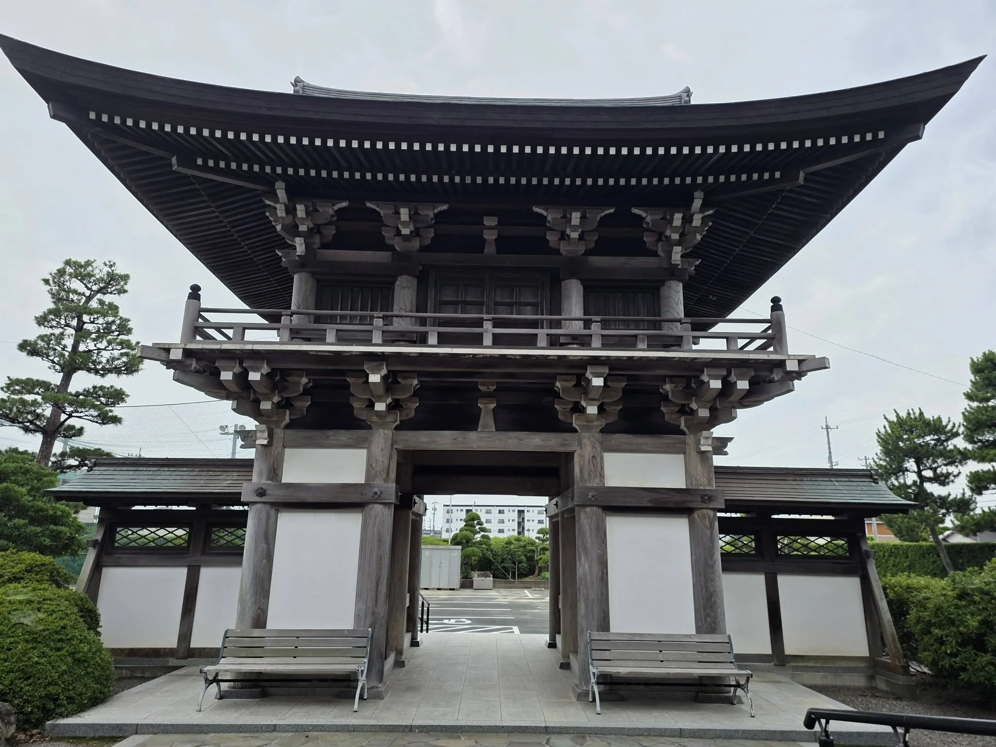 十輪寺の楼門正面