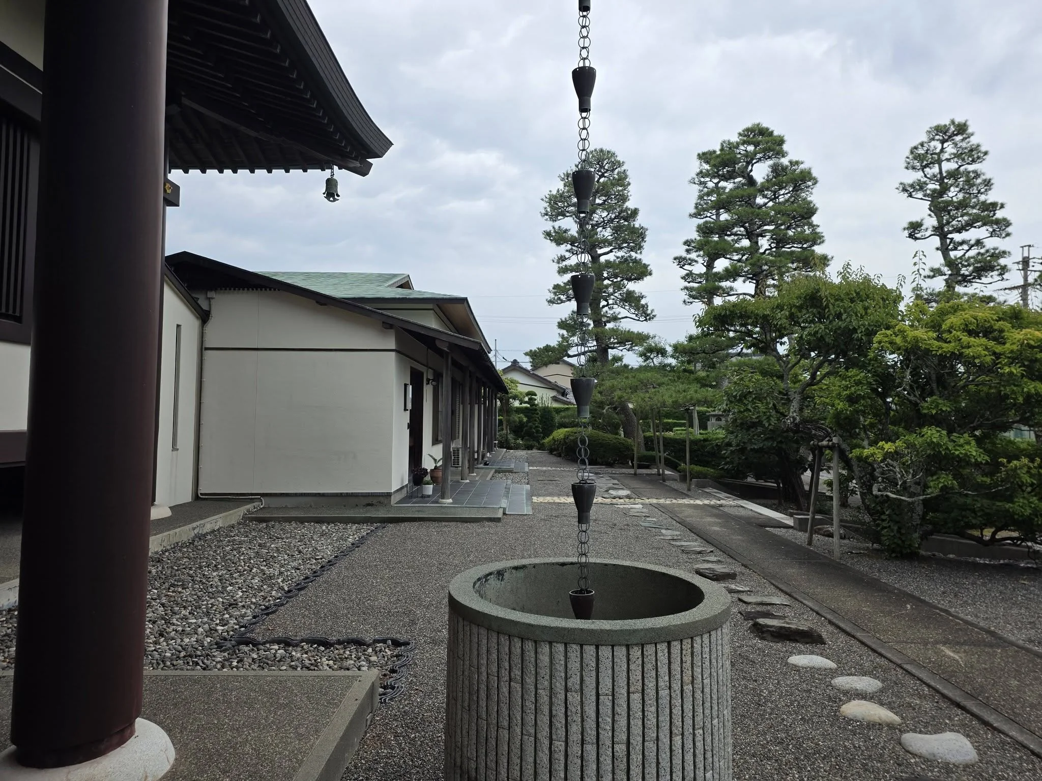 十輪寺の手水鉢と庭園