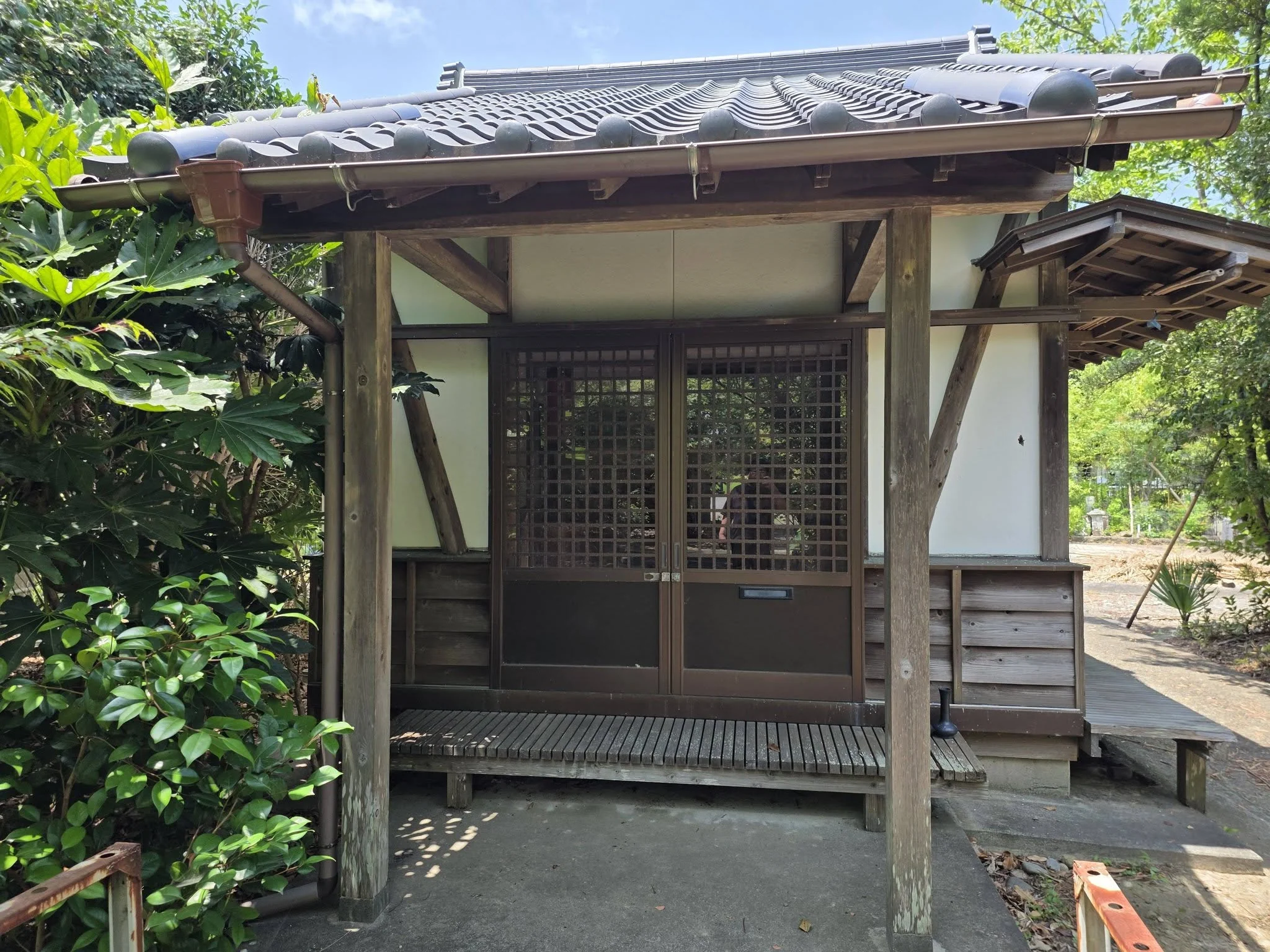寿正寺境内の小堂正面