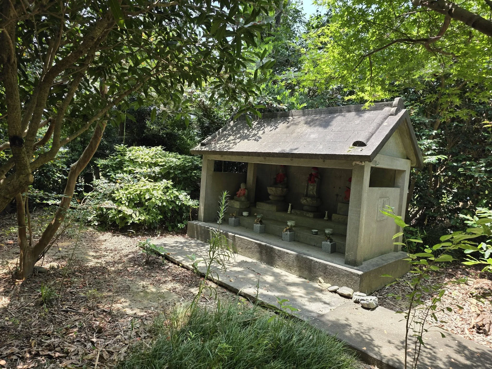 寿正寺境内小堂周辺の石造物