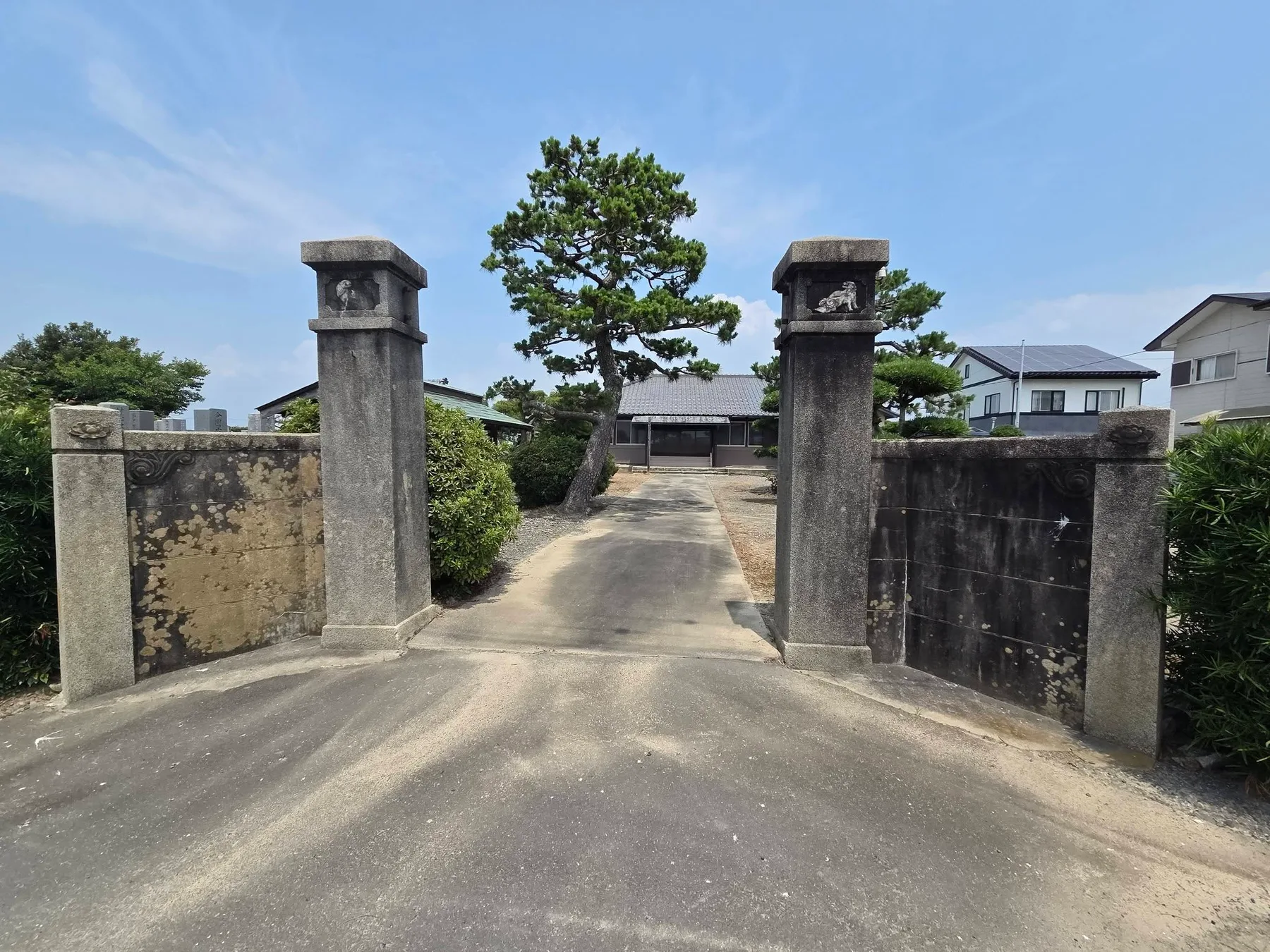 草崎の壽正寺入口から本堂へ続く参道