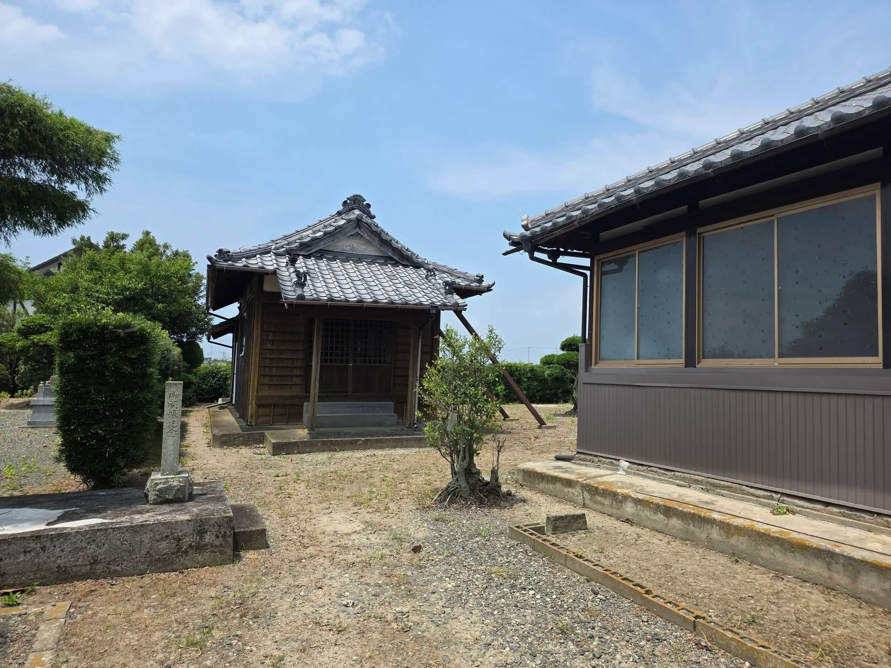 草崎壽正寺境内の建物と植栽