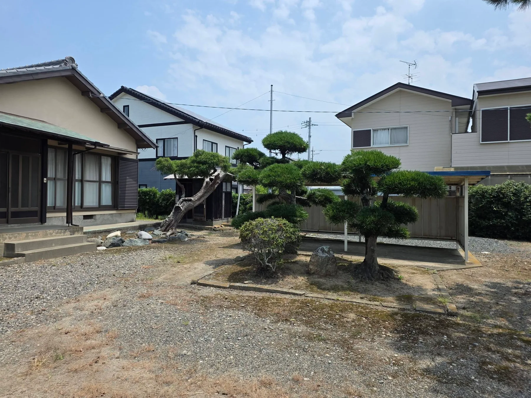 草崎壽正寺境内の石造物