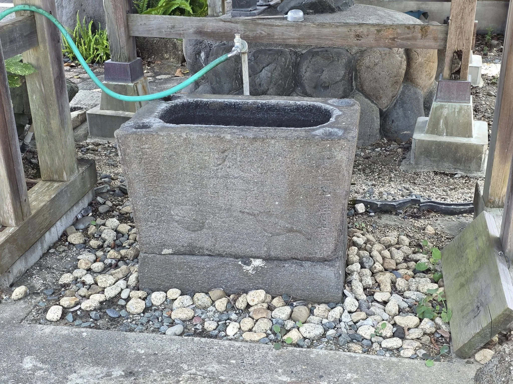 観音寺境内の手水鉢