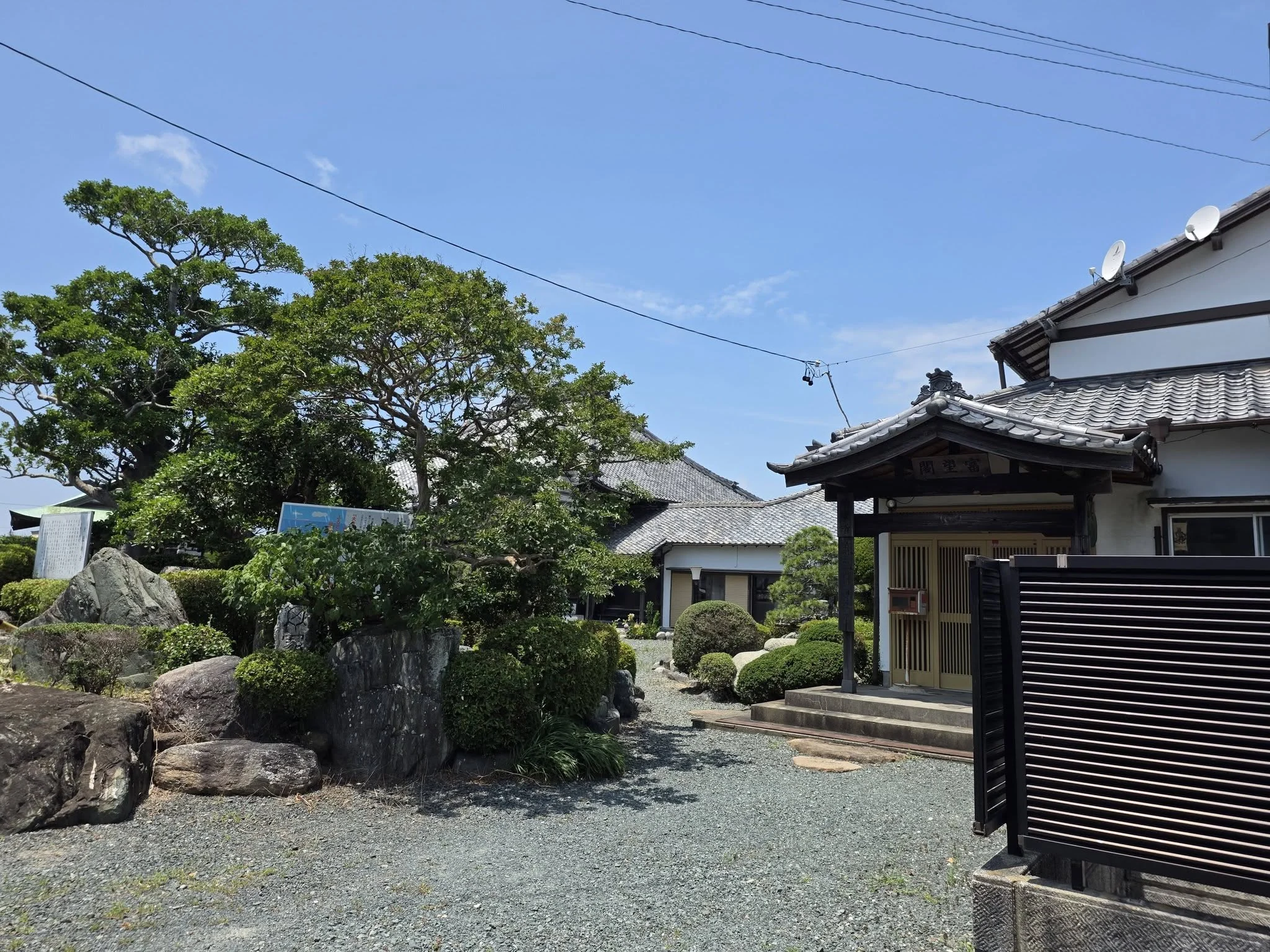 観音寺境内の参道と本堂