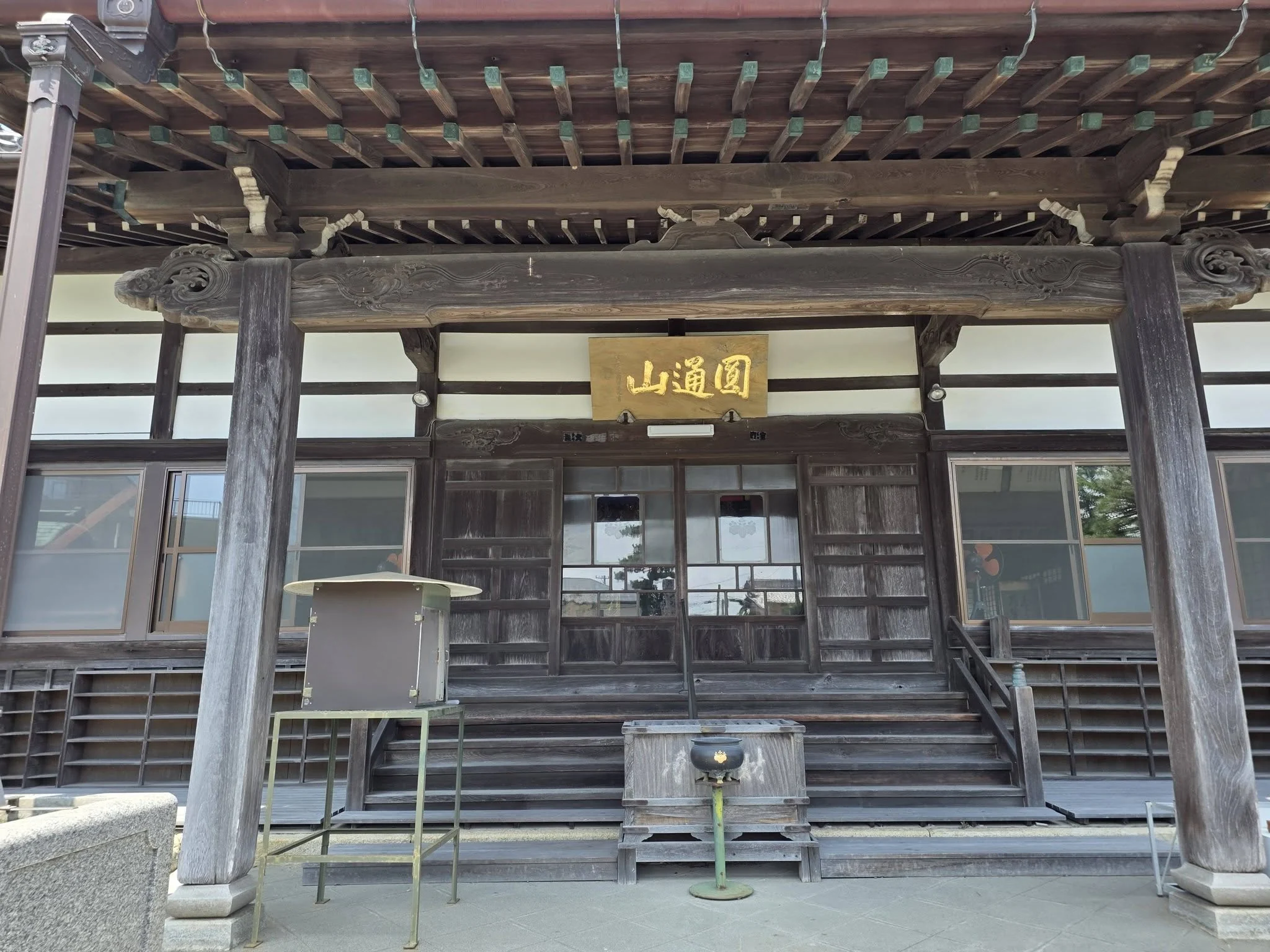 福田観音寺本堂正面の近景