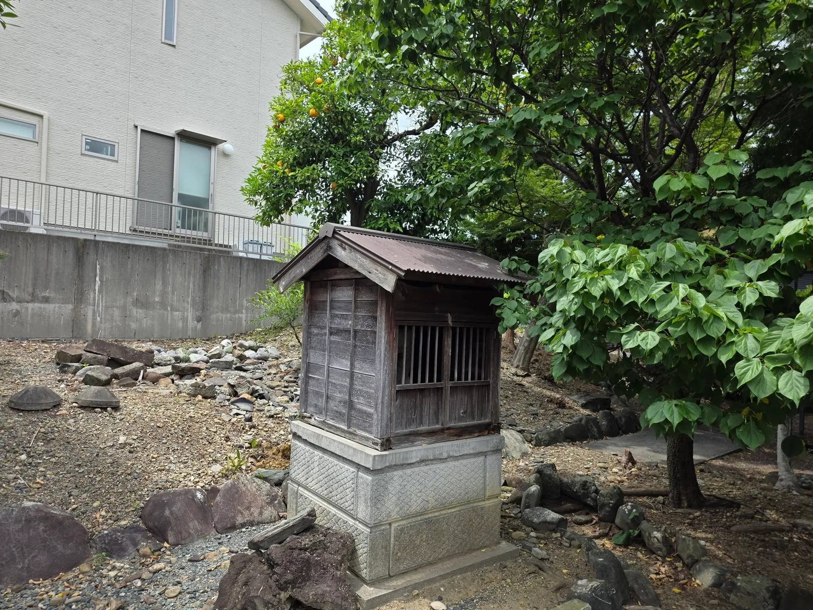慶岩寺境内の小祠