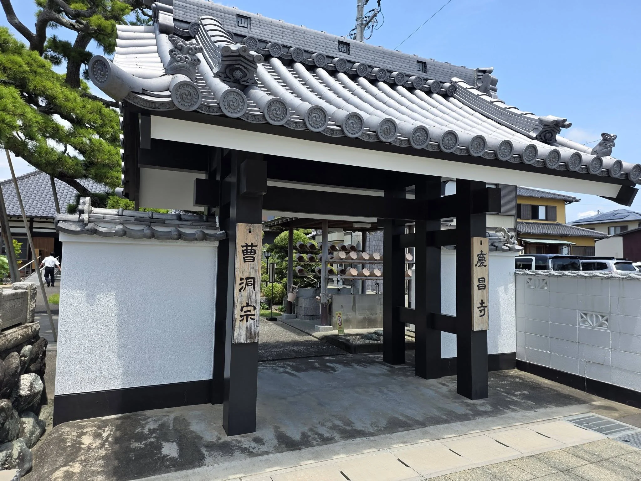 福田慶昌寺の山門と参道