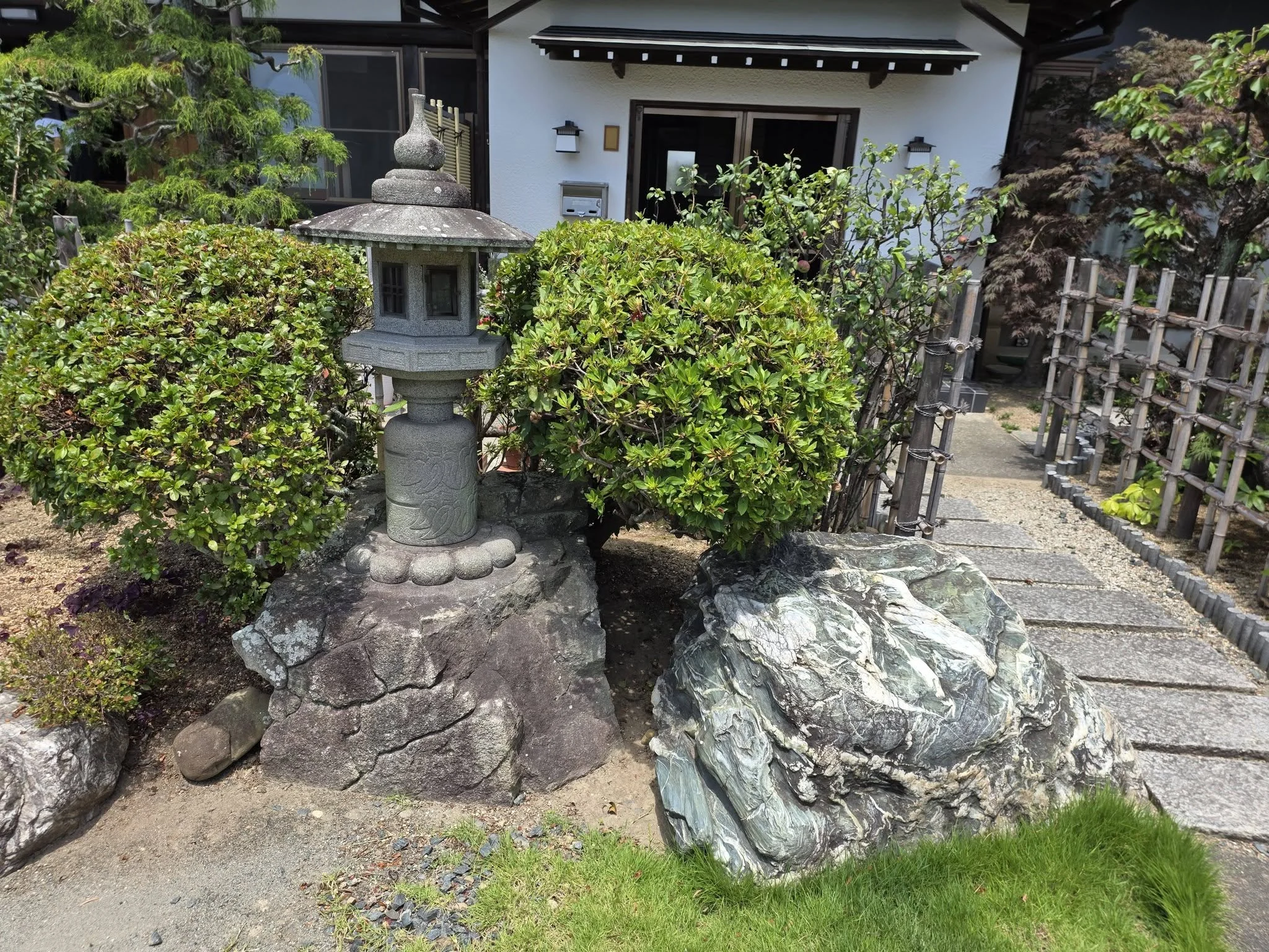 慶昌寺境内の石灯籠
