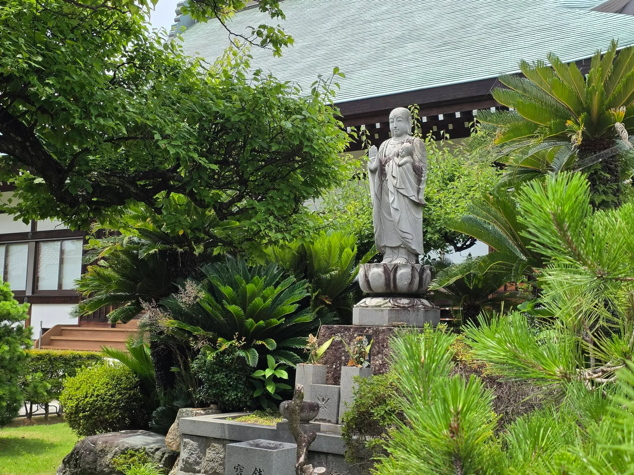 見性寺境内の観音像